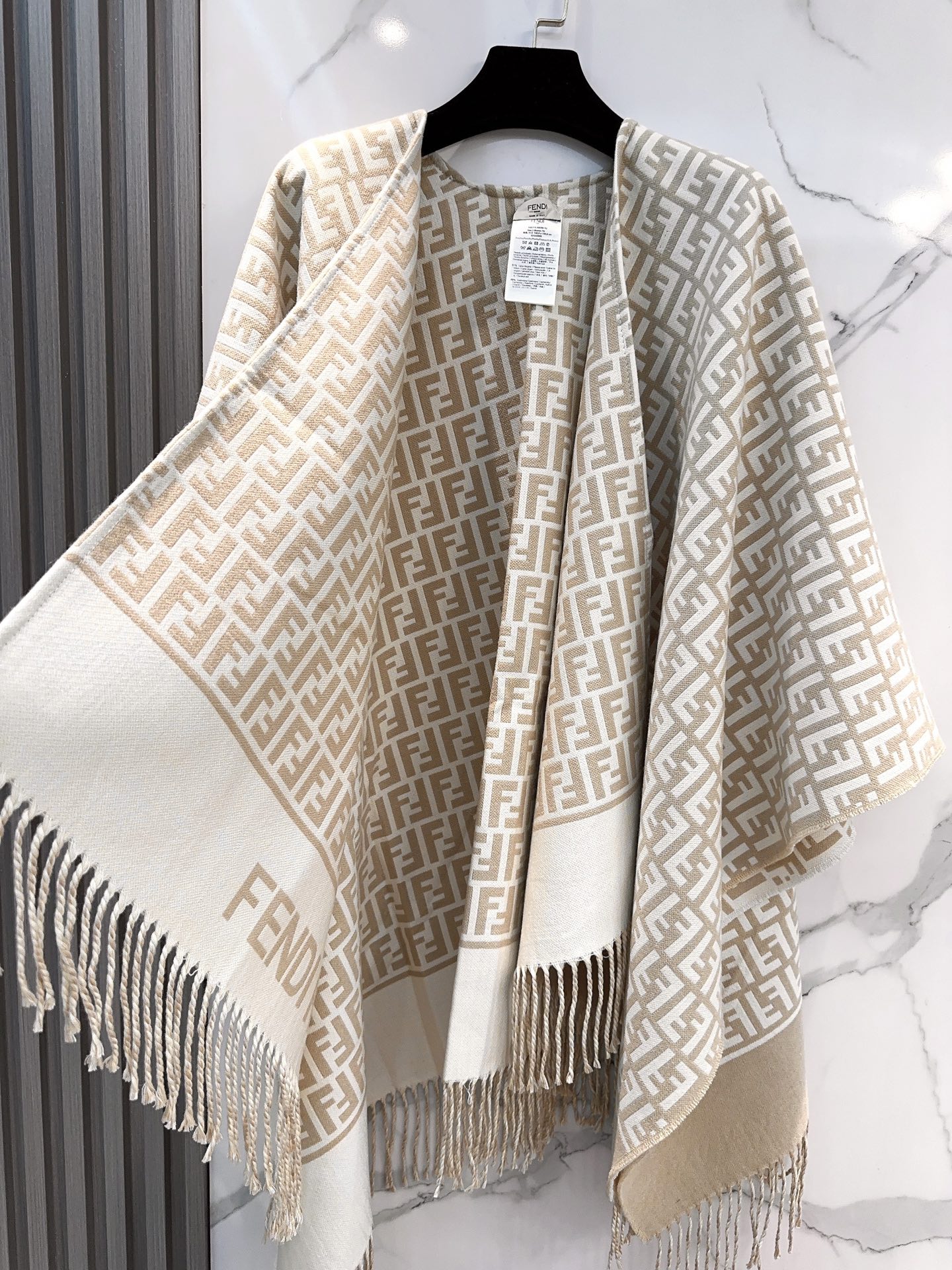 【▪️同步专柜！Fendi限量款斗篷披肩】重磅！！精心打造！！此款FF披风是Fendi芬迪秋冬限量新款！