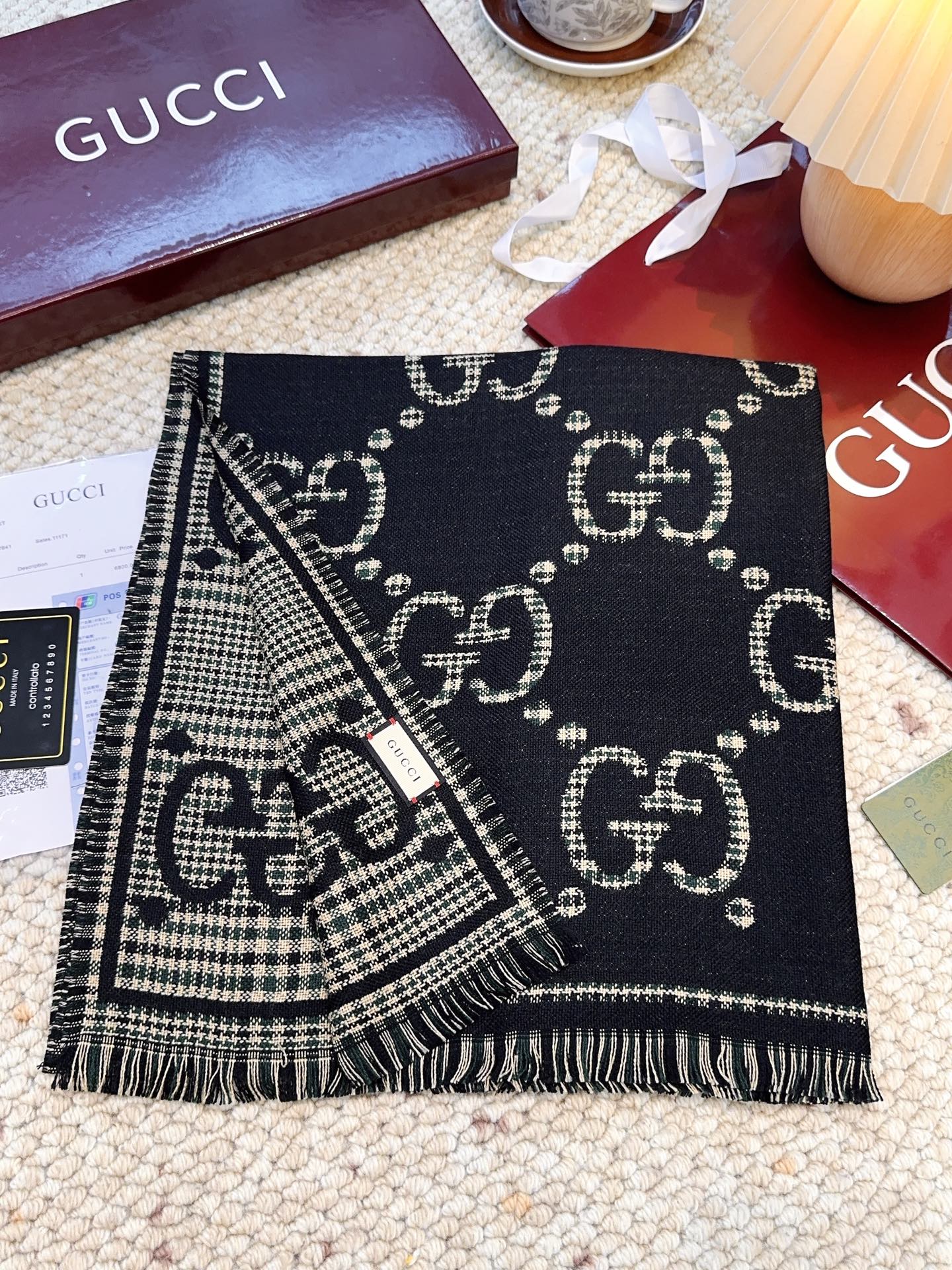 GUCCI（古驰）经典GG图案是品牌在30年代开始使用的标志性元素之一，历经近一个世纪的发展依然为品牌探