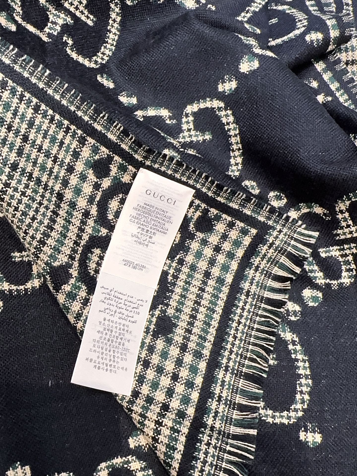 GUCCI（古驰）经典GG图案是品牌在30年代开始使用的标志性元素之一，历经近一个世纪的发展依然为品牌探