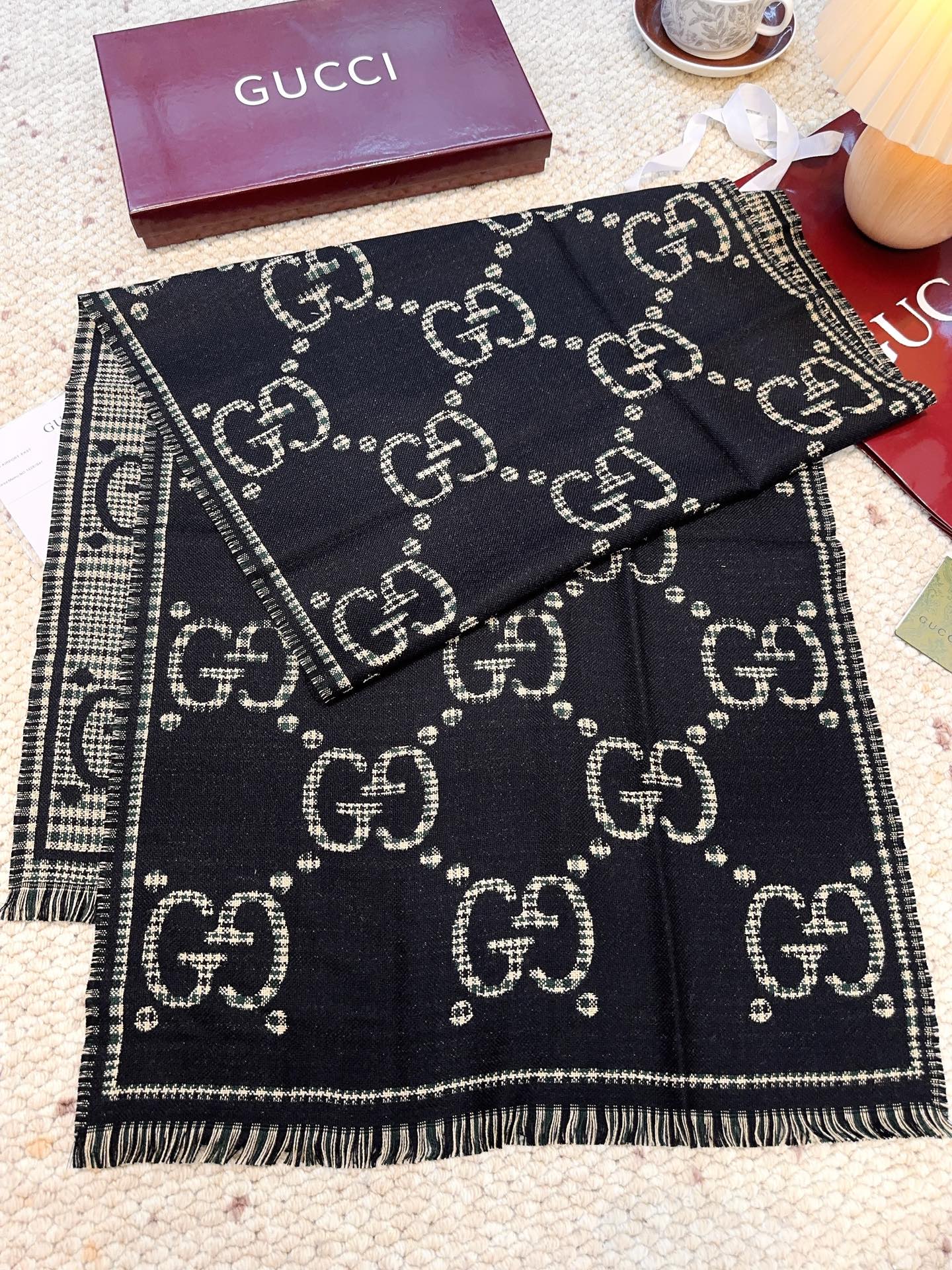 GUCCI（古驰）经典GG图案是品牌在30年代开始使用的标志性元素之一，历经近一个世纪的发展依然为品牌探