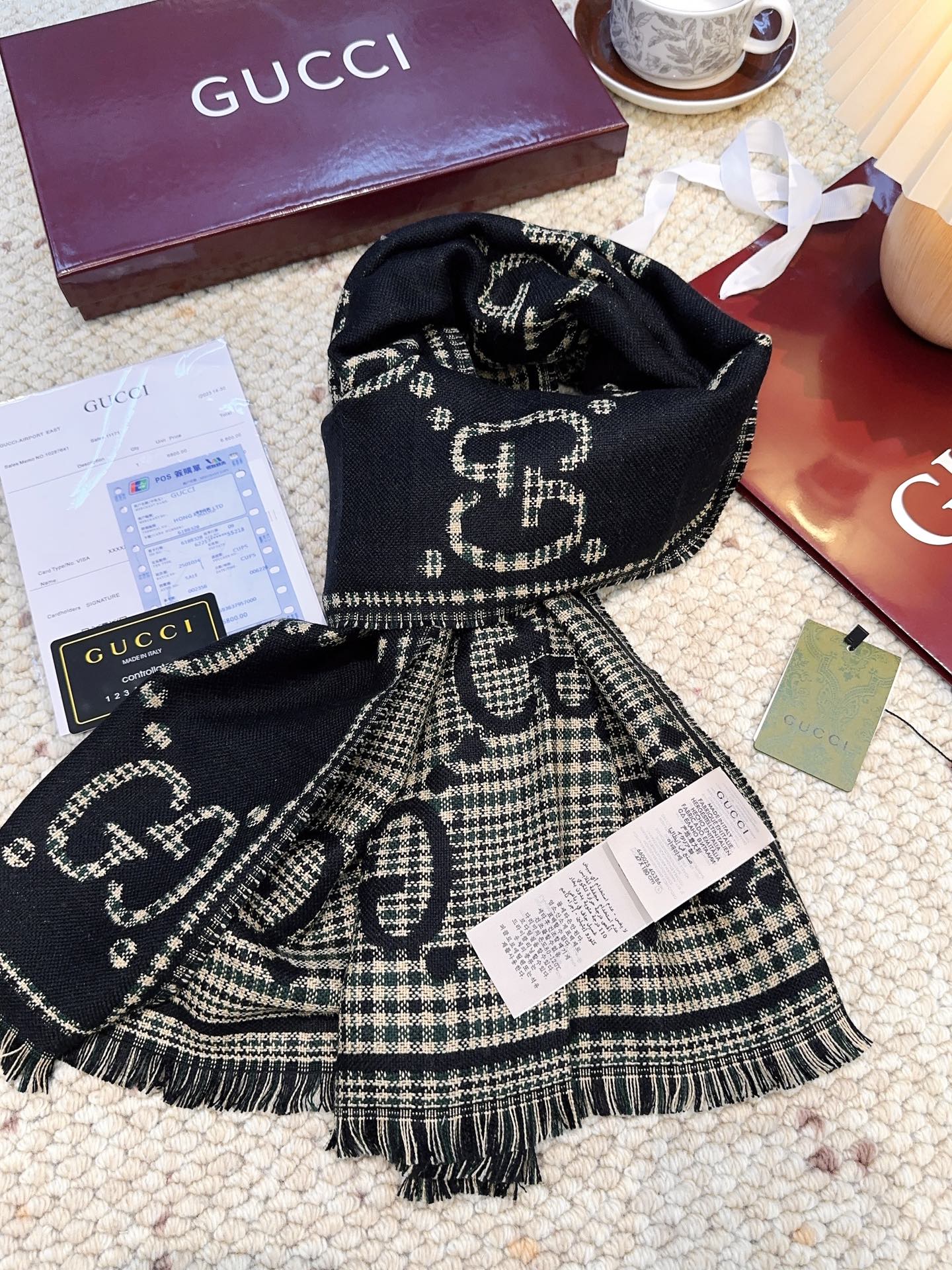 GUCCI（古驰）经典GG图案是品牌在30年代开始使用的标志性元素之一，历经近一个世纪的发展依然为品牌探