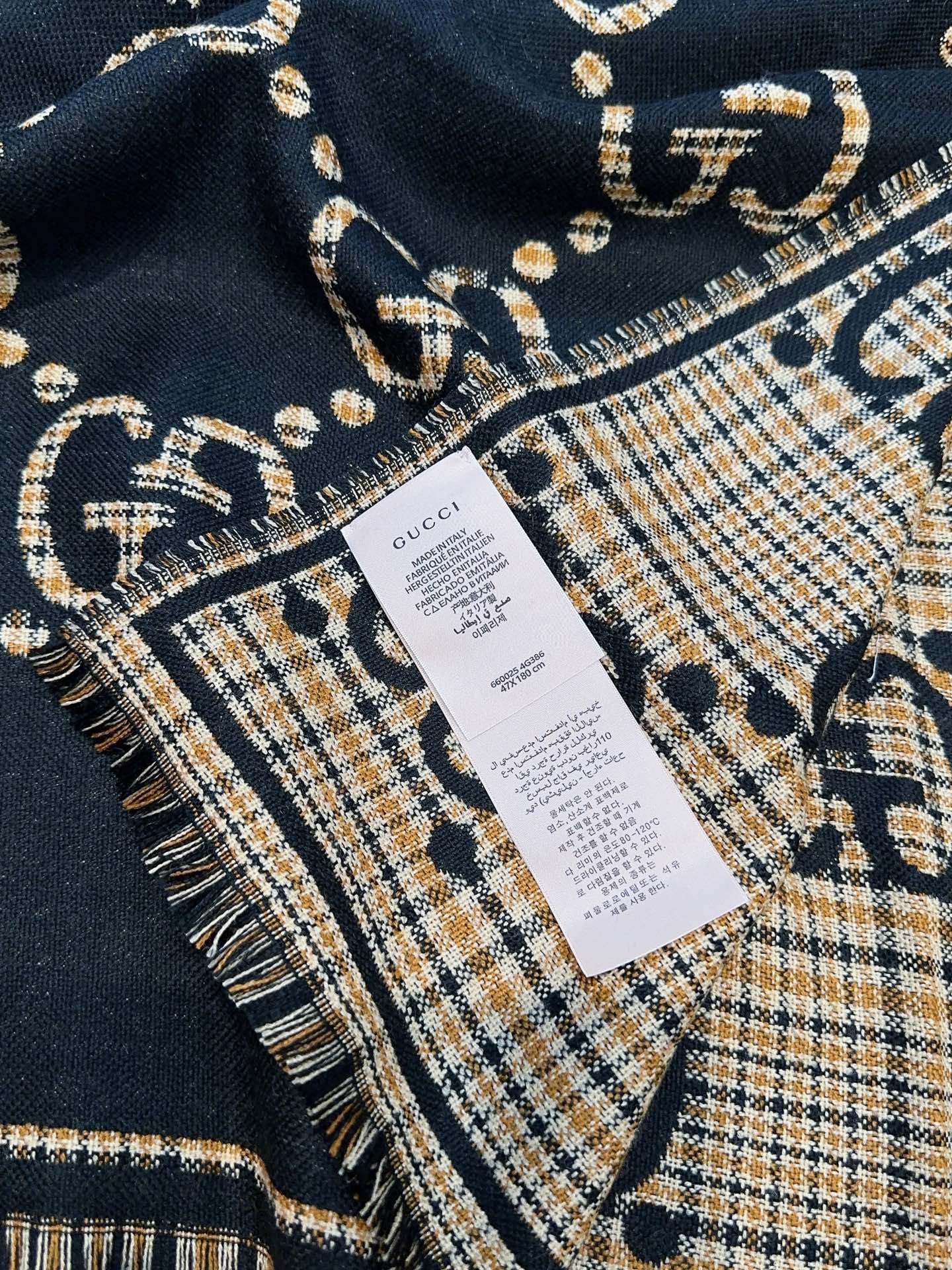 GUCCI（古驰）经典GG图案是品牌在30年代开始使用的标志性元素之一，历经近一个世纪的发展依然为品牌探