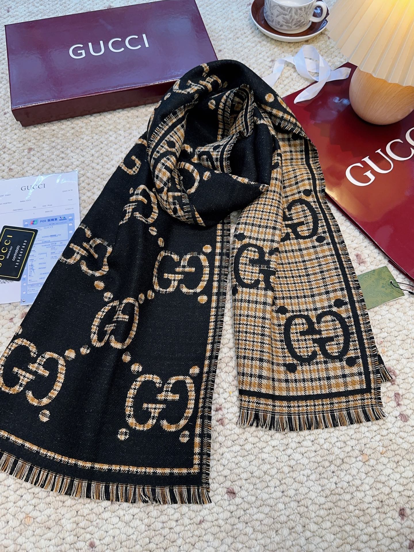 GUCCI（古驰）经典GG图案是品牌在30年代开始使用的标志性元素之一，历经近一个世纪的发展依然为品牌探