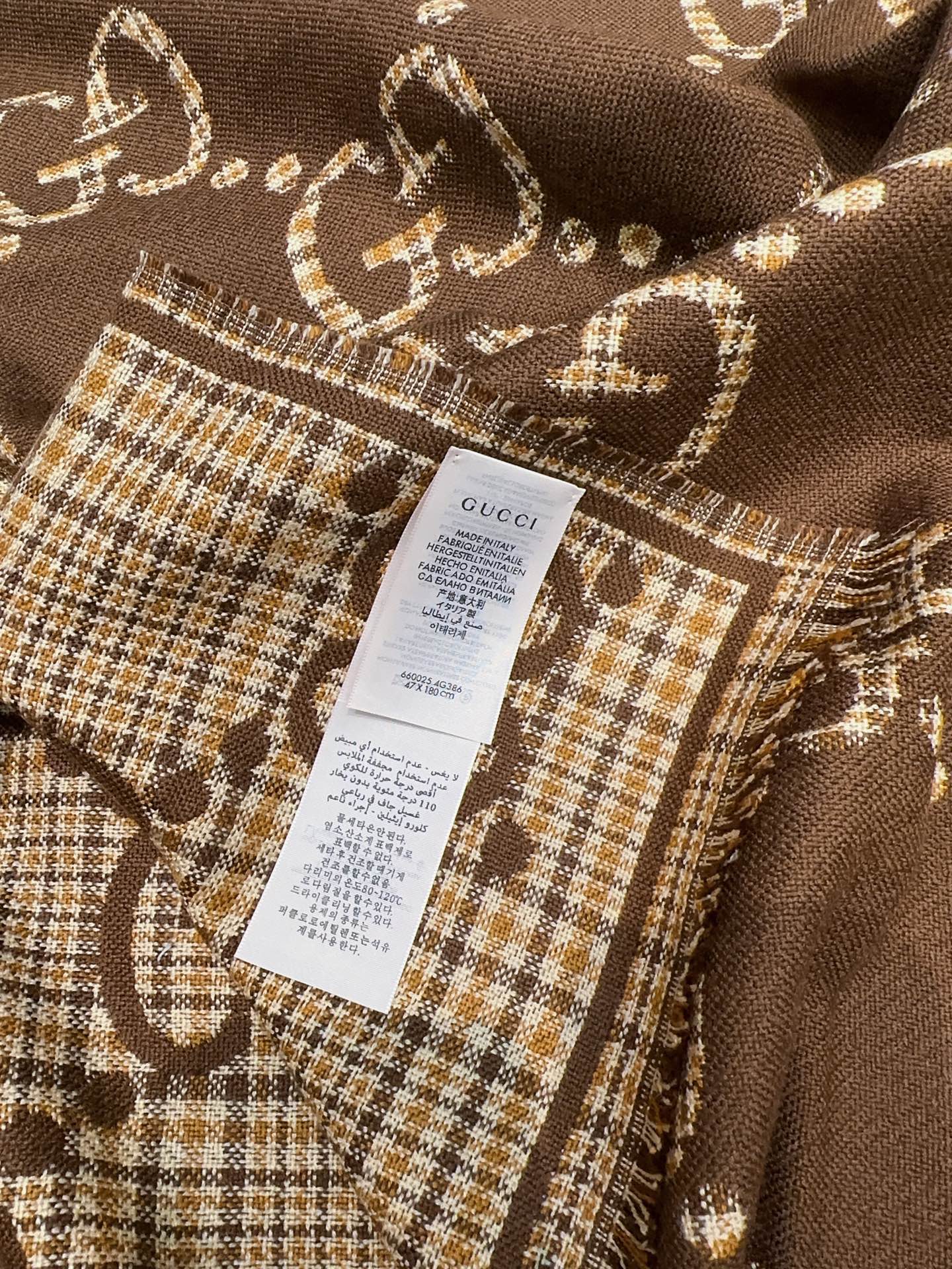 GUCCI（古驰）经典GG图案是品牌在30年代开始使用的标志性元素之一，历经近一个世纪的发展依然为品牌探