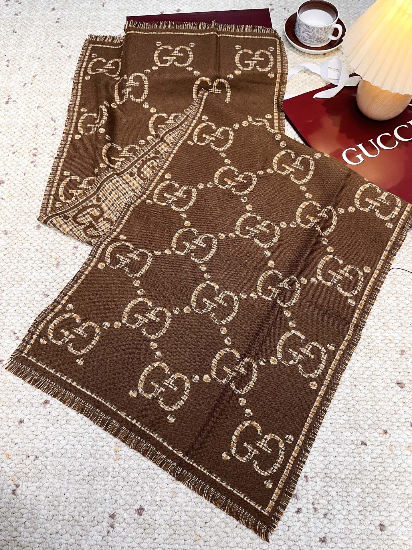 GUCCI（古驰）经典GG图案是品牌在30年代开始使用的标志性元素之一，历经近一个世纪的发展依然为品牌探