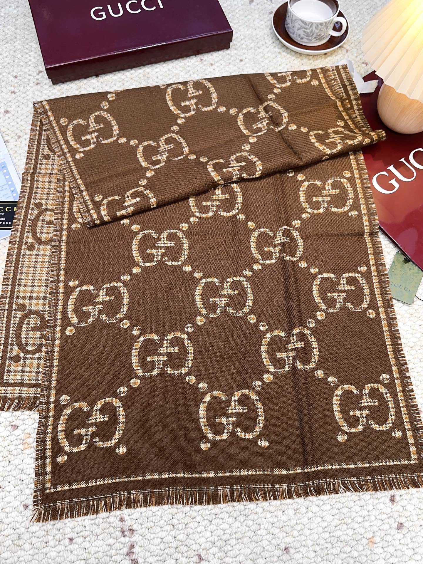 GUCCI（古驰）经典GG图案是品牌在30年代开始使用的标志性元素之一，历经近一个世纪的发展依然为品牌探