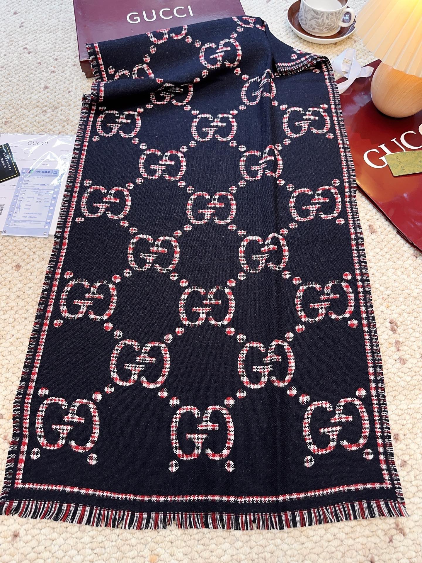 GUCCI（古驰）经典GG图案是品牌在30年代开始使用的标志性元素之一，历经近一个世纪的发展依然为品牌探