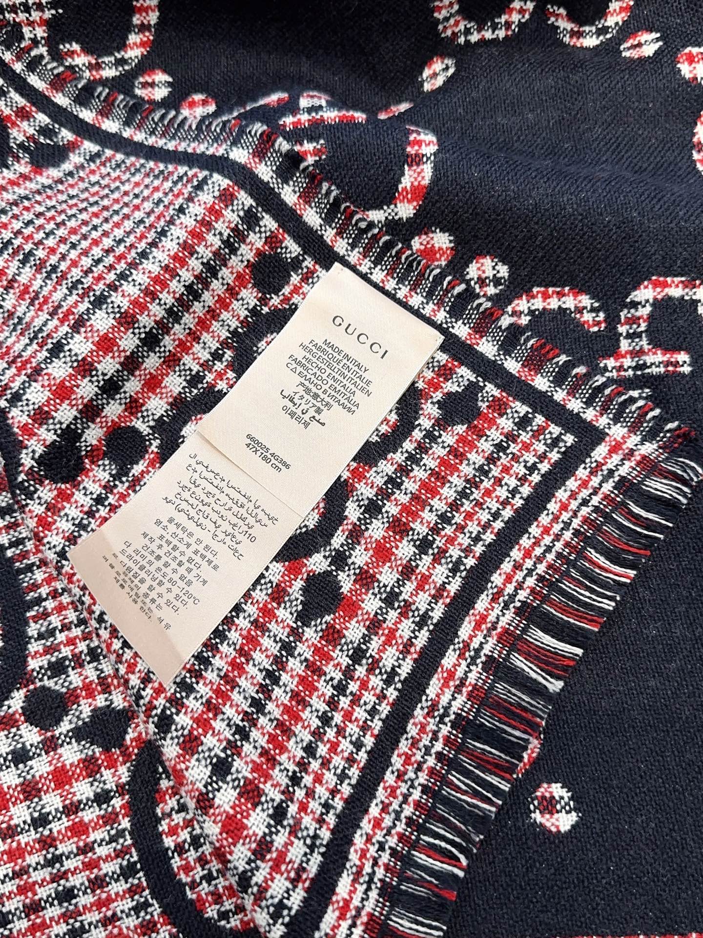 GUCCI（古驰）经典GG图案是品牌在30年代开始使用的标志性元素之一，历经近一个世纪的发展依然为品牌探