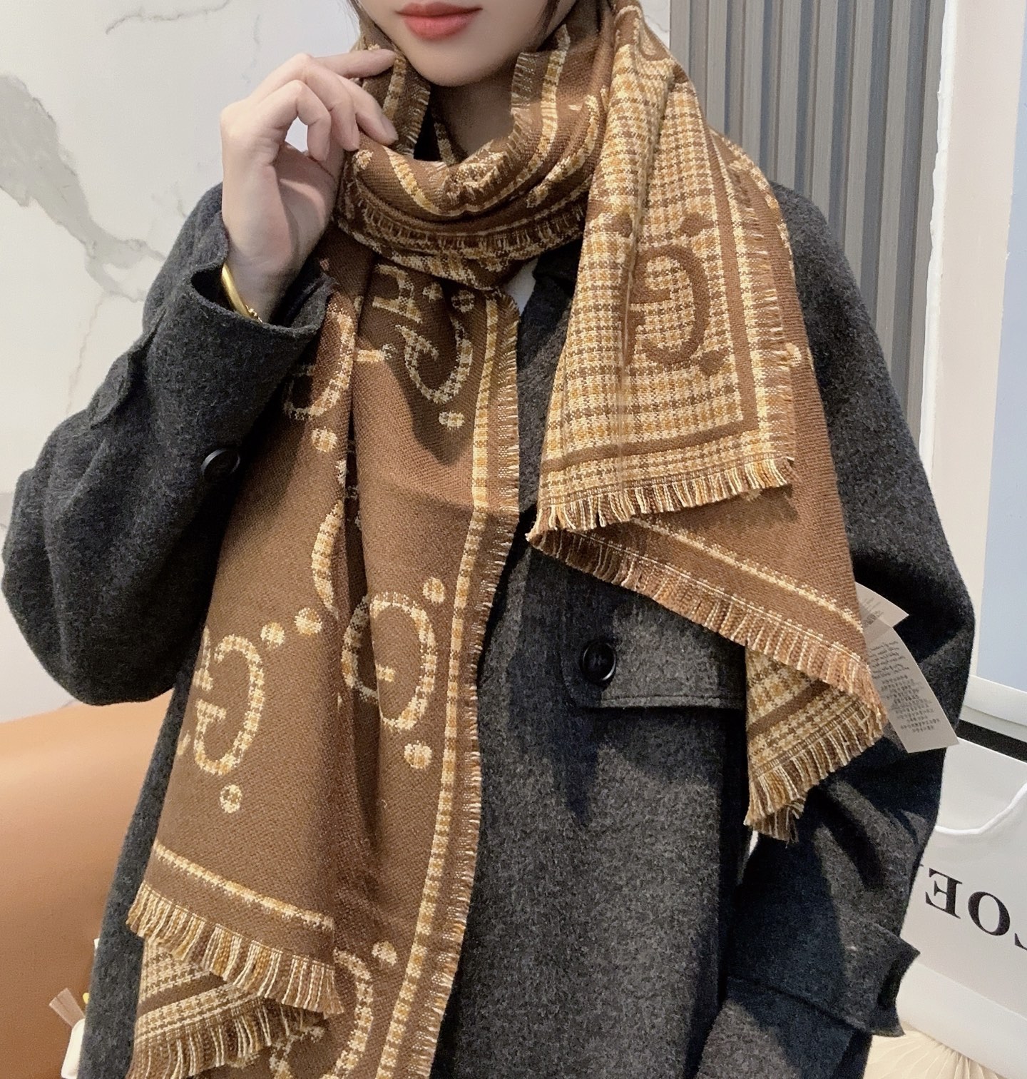 GUCCI（古驰）经典GG图案是品牌在30年代开始使用的标志性元素之一，历经近一个世纪的发展依然为品牌探