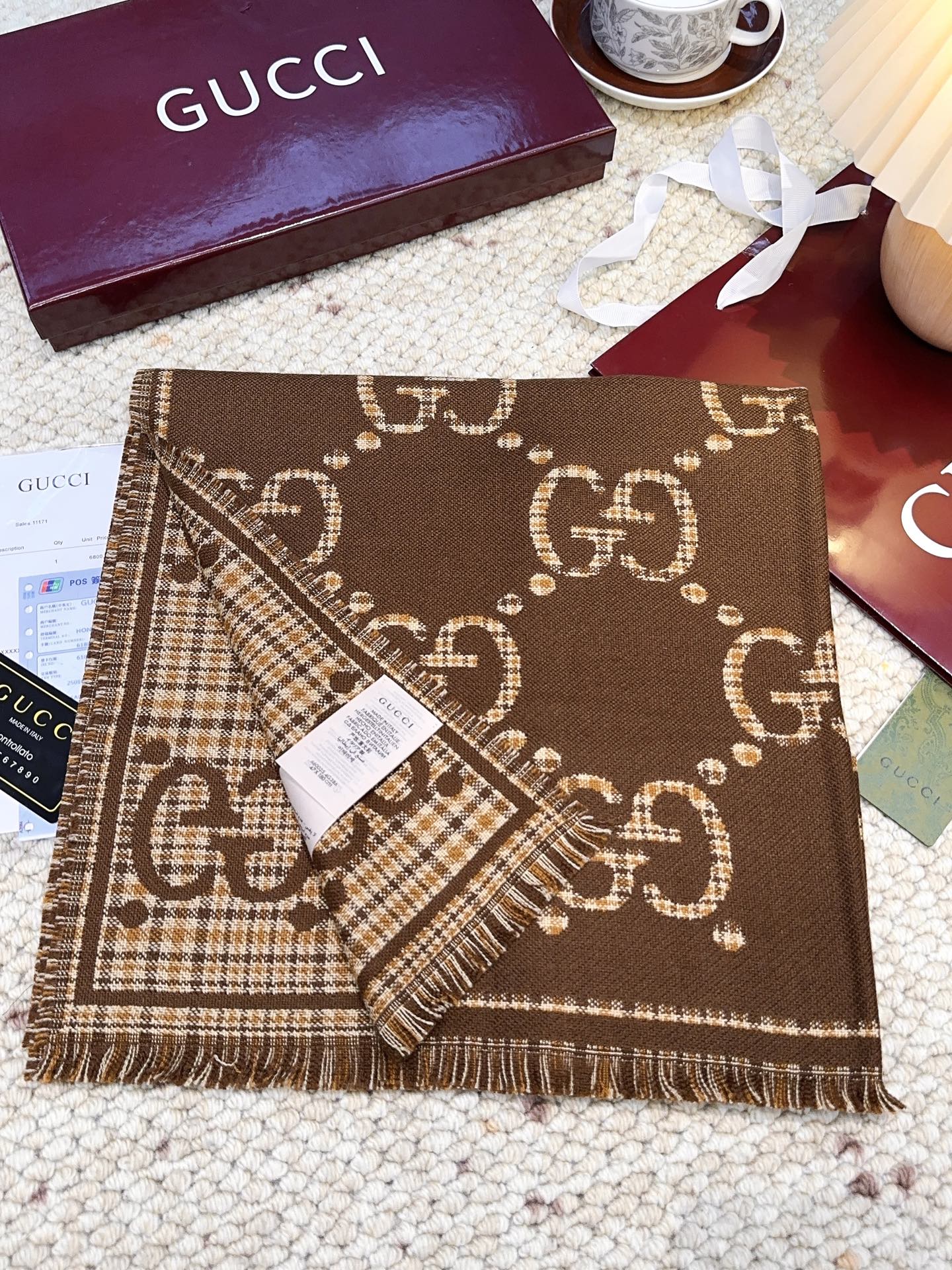 GUCCI（古驰）经典GG图案是品牌在30年代开始使用的标志性元素之一，历经近一个世纪的发展依然为品牌探