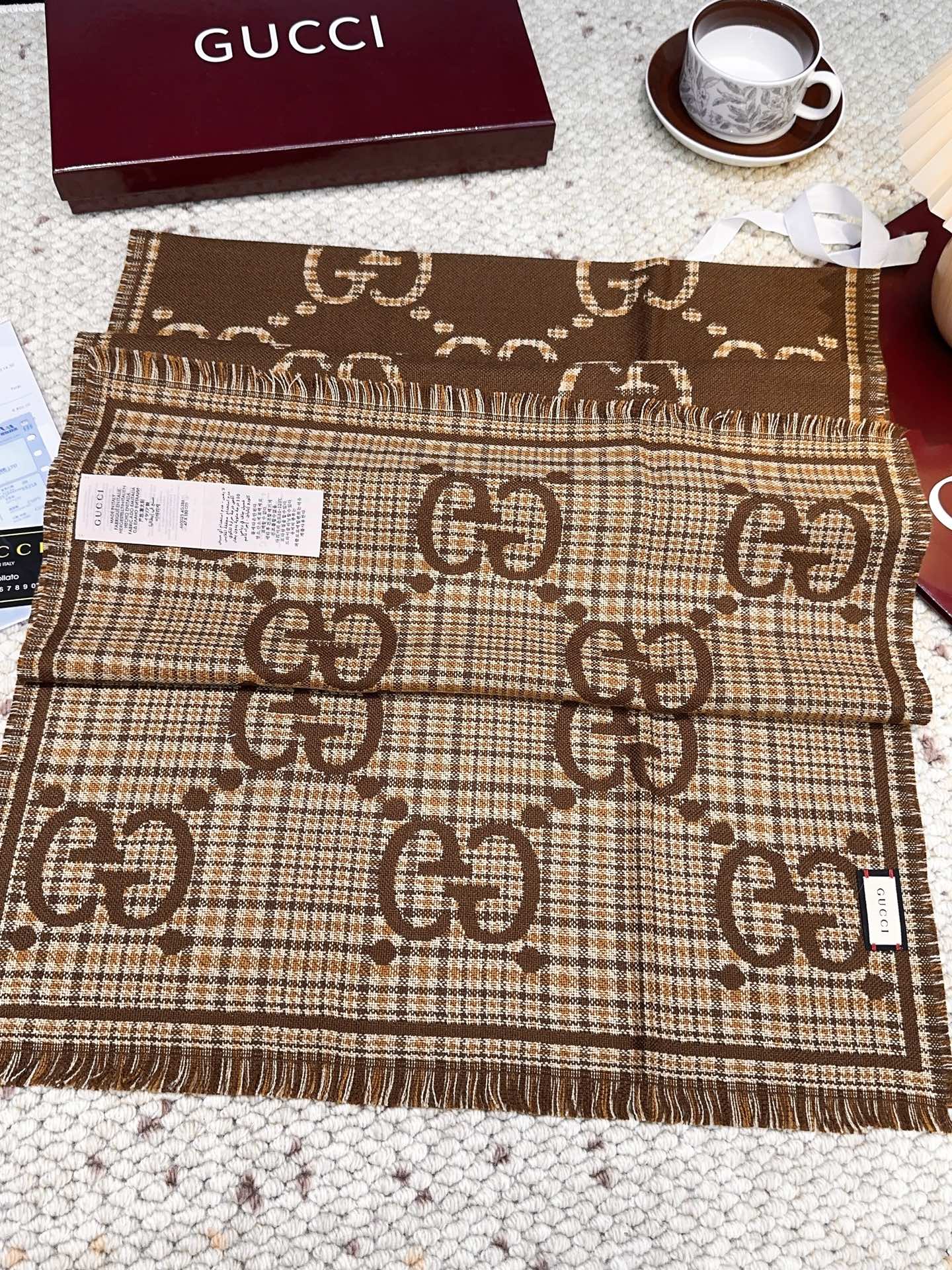 GUCCI（古驰）经典GG图案是品牌在30年代开始使用的标志性元素之一，历经近一个世纪的发展依然为品牌探