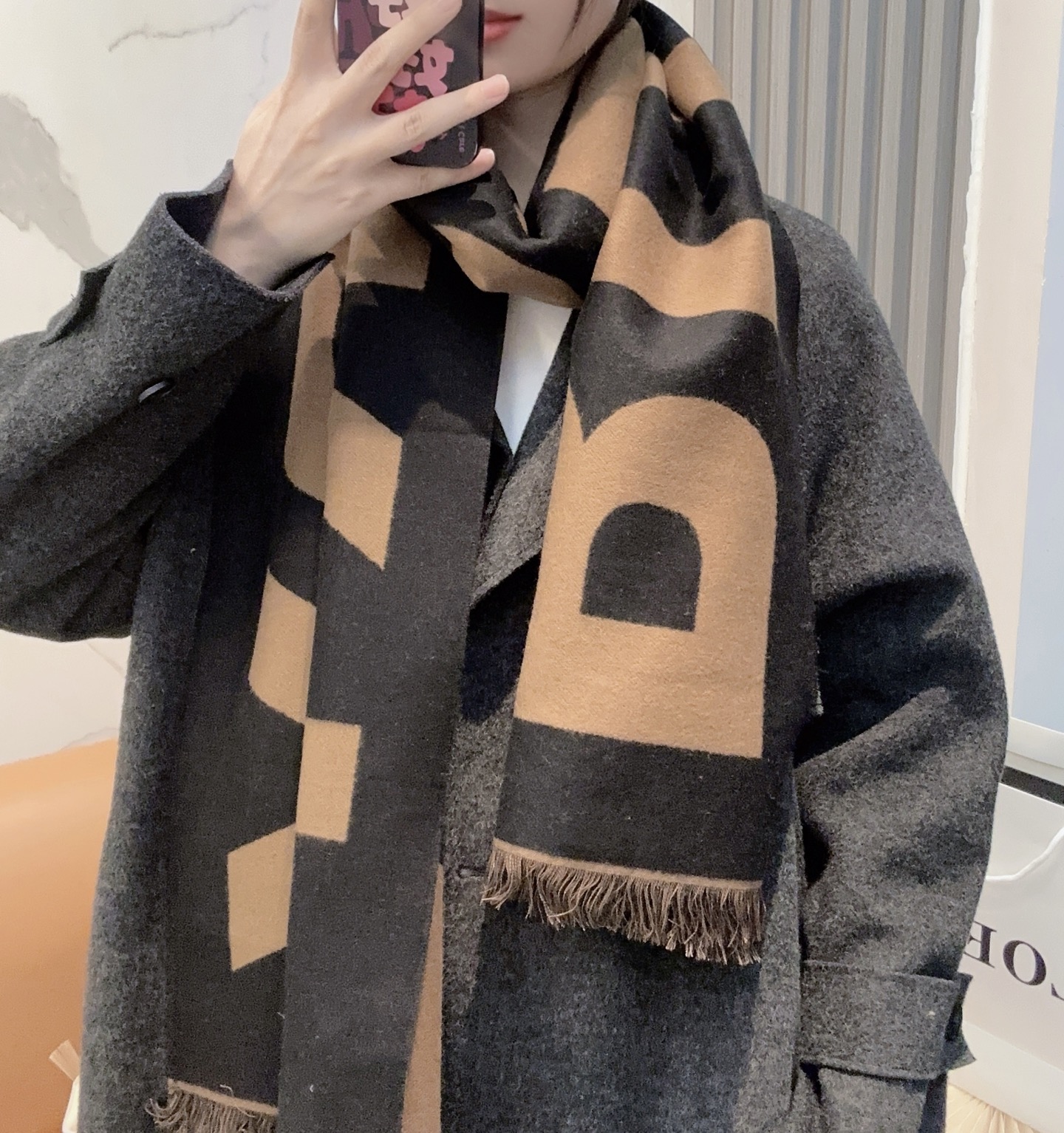 巴宝莉人手一条推荐！！！Burberry最新双面大字母围巾！！】超级推荐！！大字母Logo简约大牌！正反