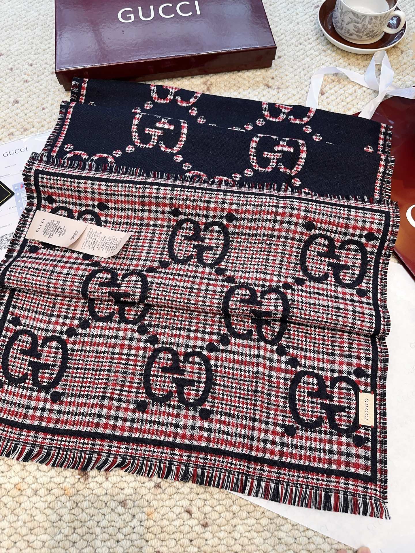 GUCCI（古驰）经典GG图案是品牌在30年代开始使用的标志性元素之一，历经近一个世纪的发展依然为品牌探