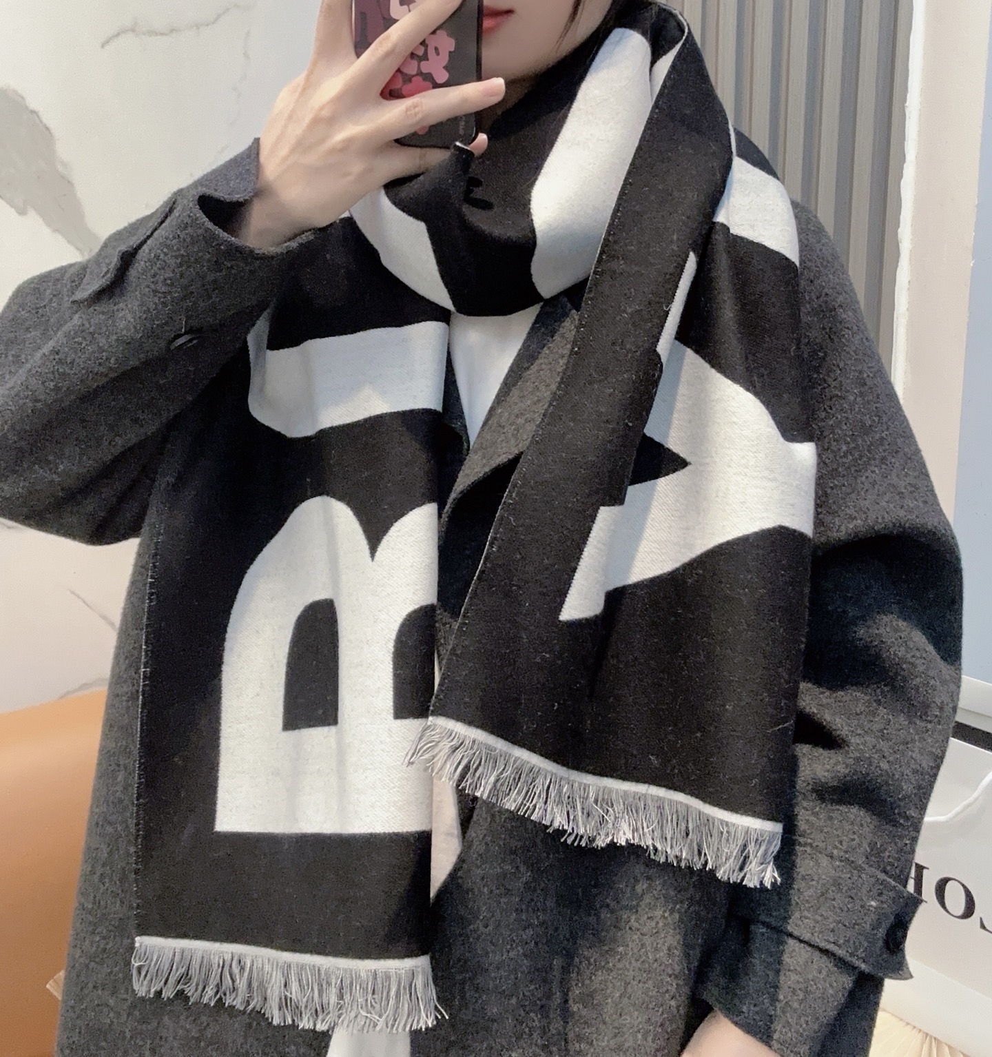 巴宝莉人手一条推荐！！！Burberry最新双面大字母围巾！！】超级推荐！！大字母Logo简约大牌！正反