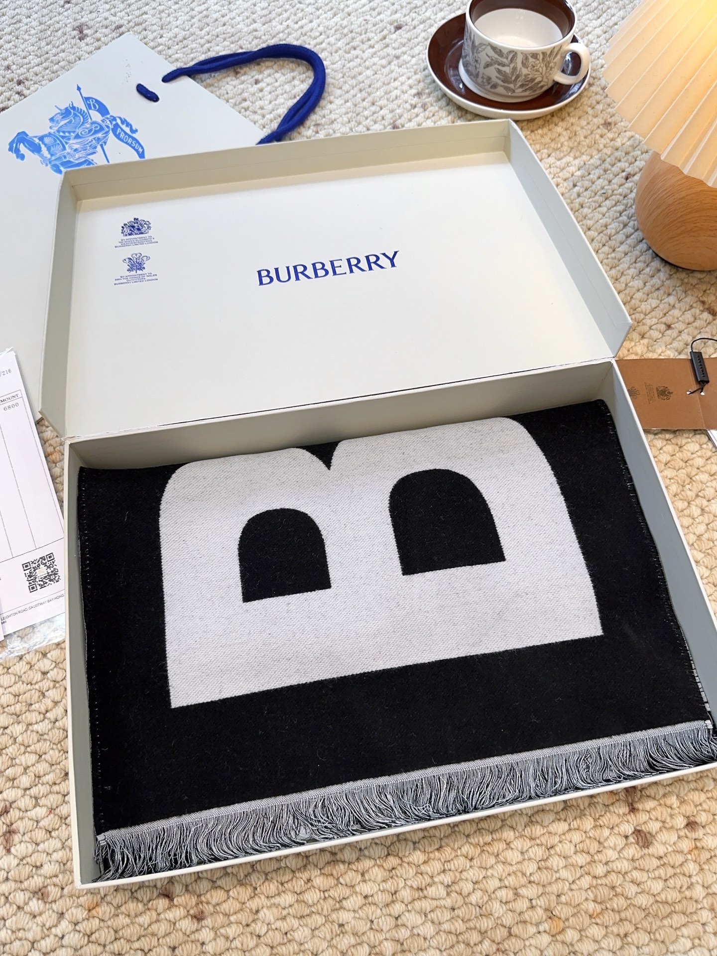 巴宝莉人手一条推荐！！！Burberry最新双面大字母围巾！！】超级推荐！！大字母Logo简约大牌！正反
