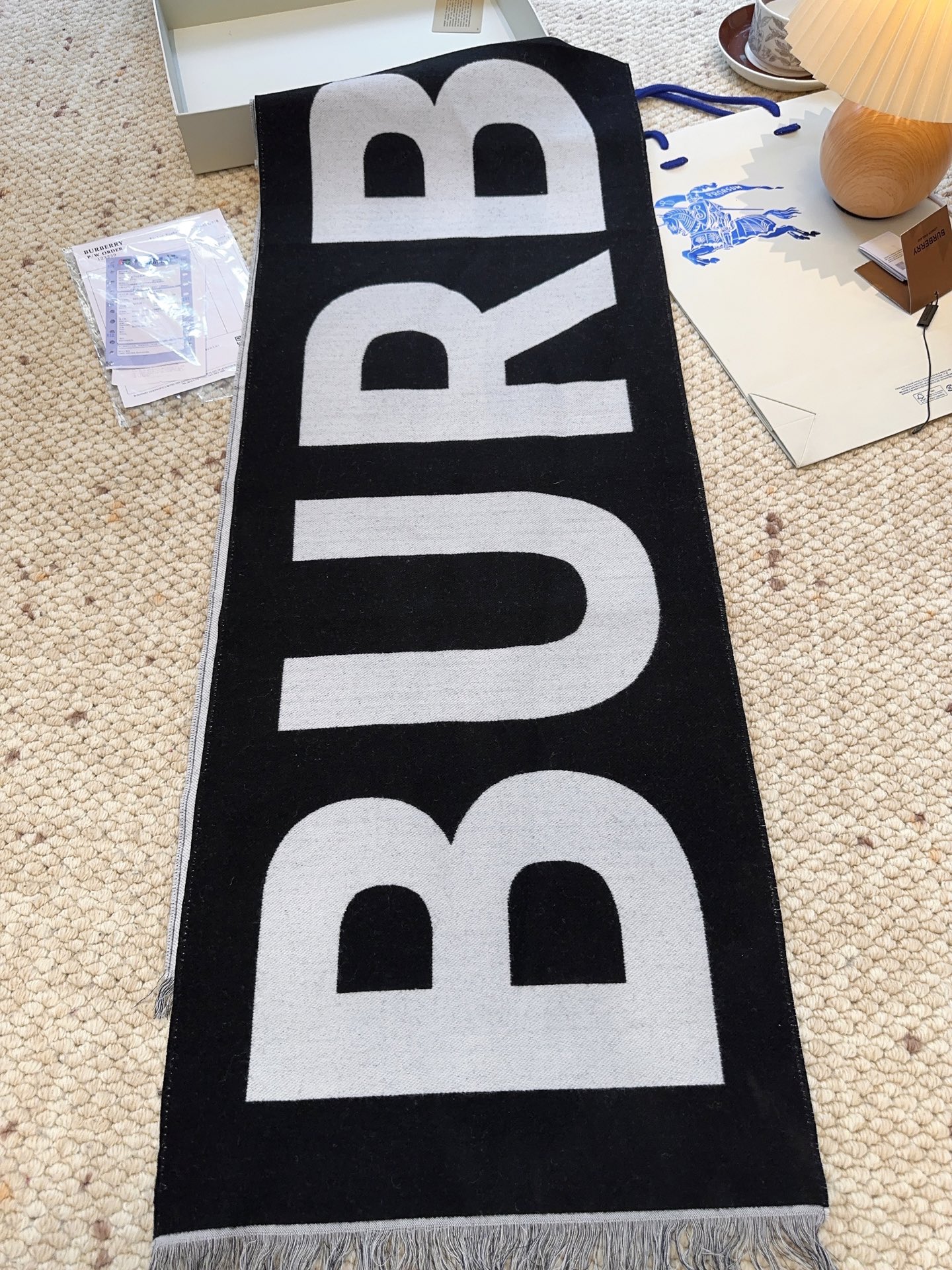 巴宝莉人手一条推荐！！！Burberry最新双面大字母围巾！！】超级推荐！！大字母Logo简约大牌！正反