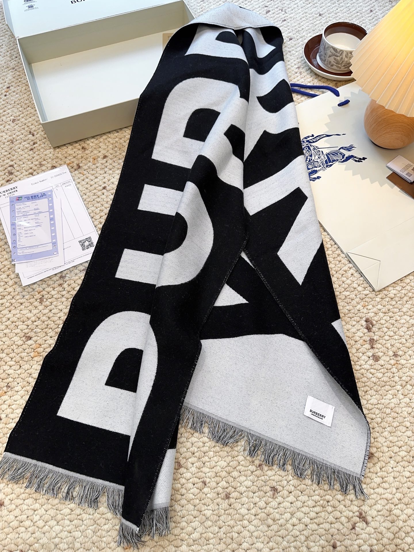 巴宝莉人手一条推荐！！！Burberry最新双面大字母围巾！！】超级推荐！！大字母Logo简约大牌！正反