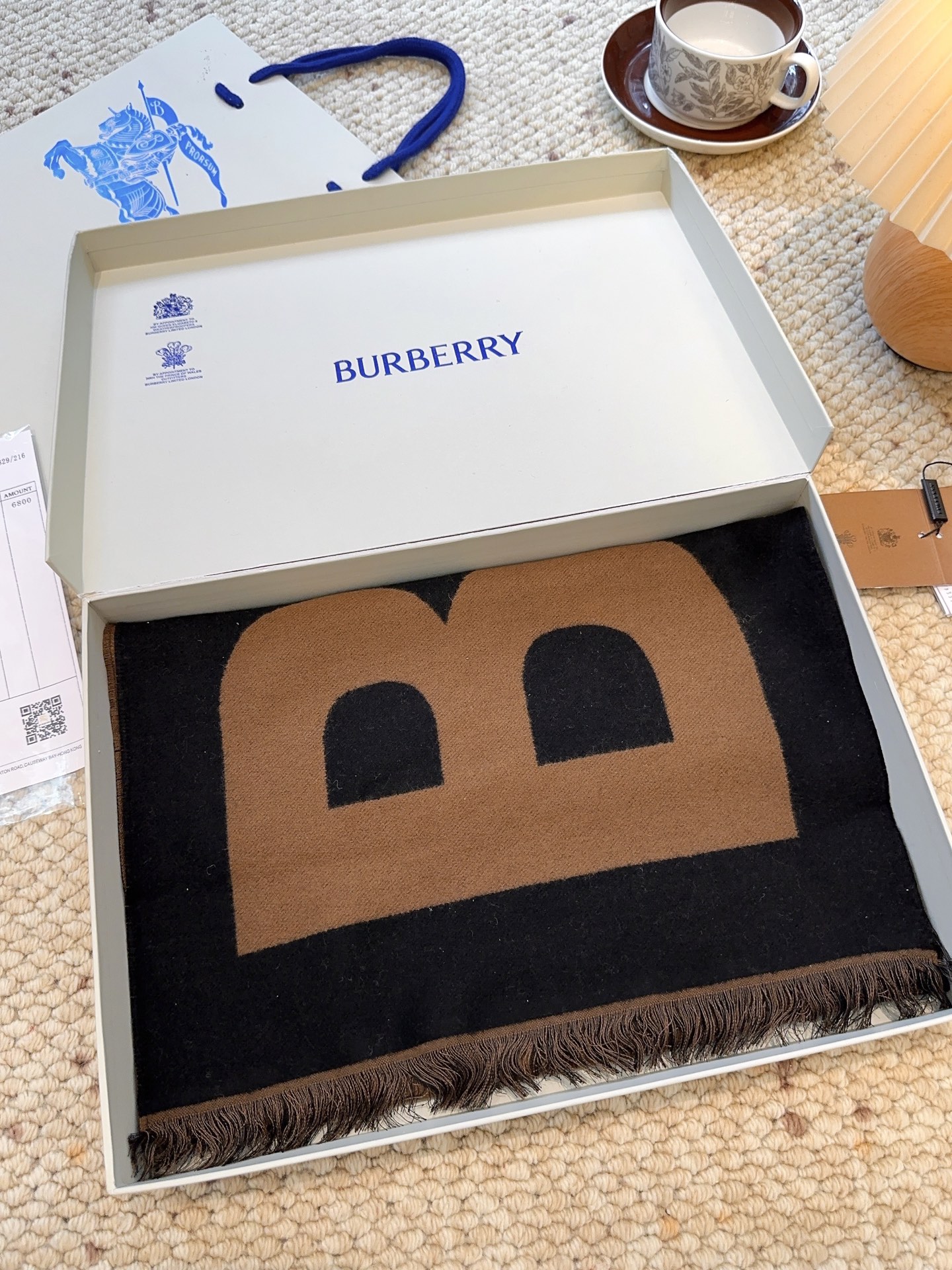 巴宝莉人手一条推荐！！！Burberry最新双面大字母围巾！！】超级推荐！！大字母Logo简约大牌！正反