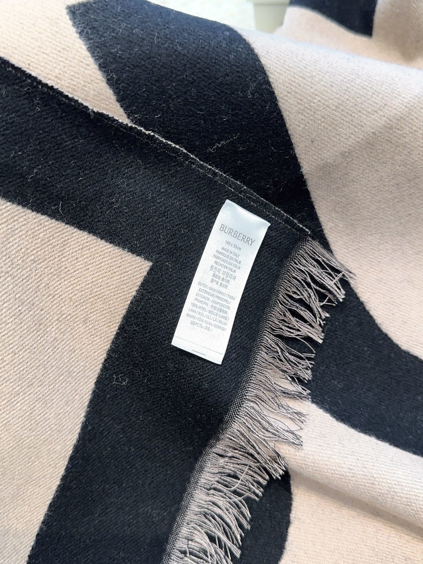 巴宝莉人手一条推荐!!!Burberry最新双面大字母围巾!!】超级推荐!!大字母Logo简约大牌!正反