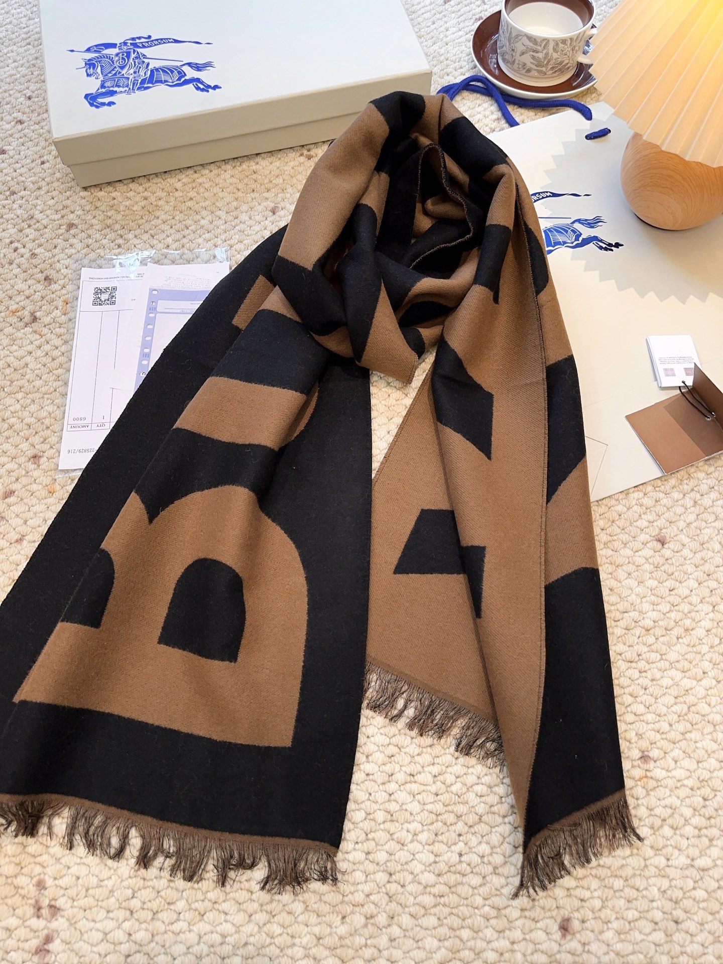 巴宝莉人手一条推荐！！！Burberry最新双面大字母围巾！！】超级推荐！！大字母Logo简约大牌！正反