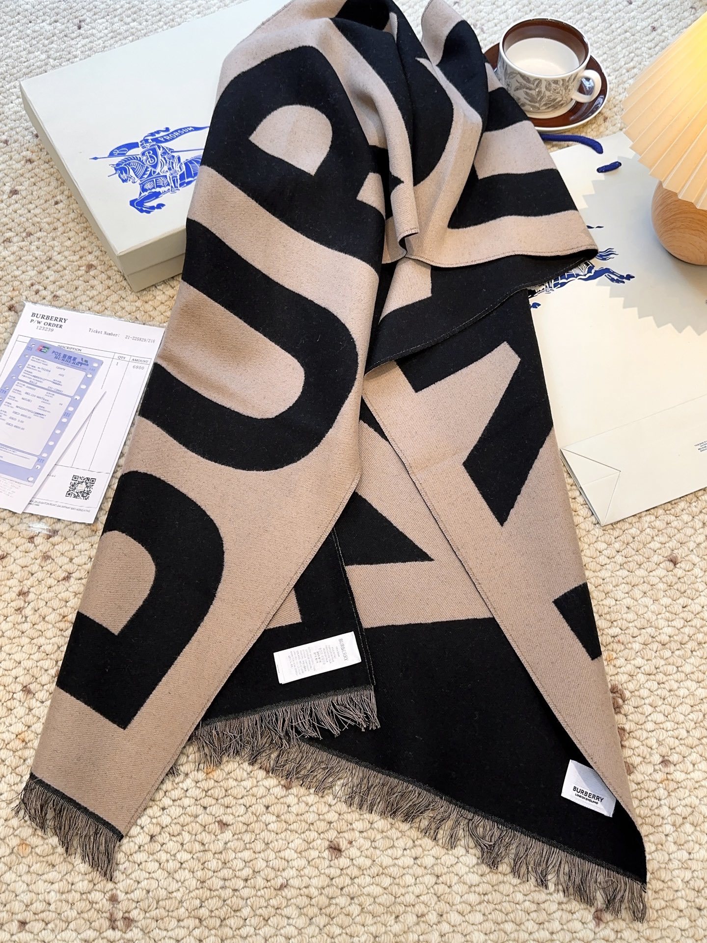 巴宝莉人手一条推荐!!!Burberry最新双面大字母围巾!!】超级推荐!!大字母Logo简约大牌!正反