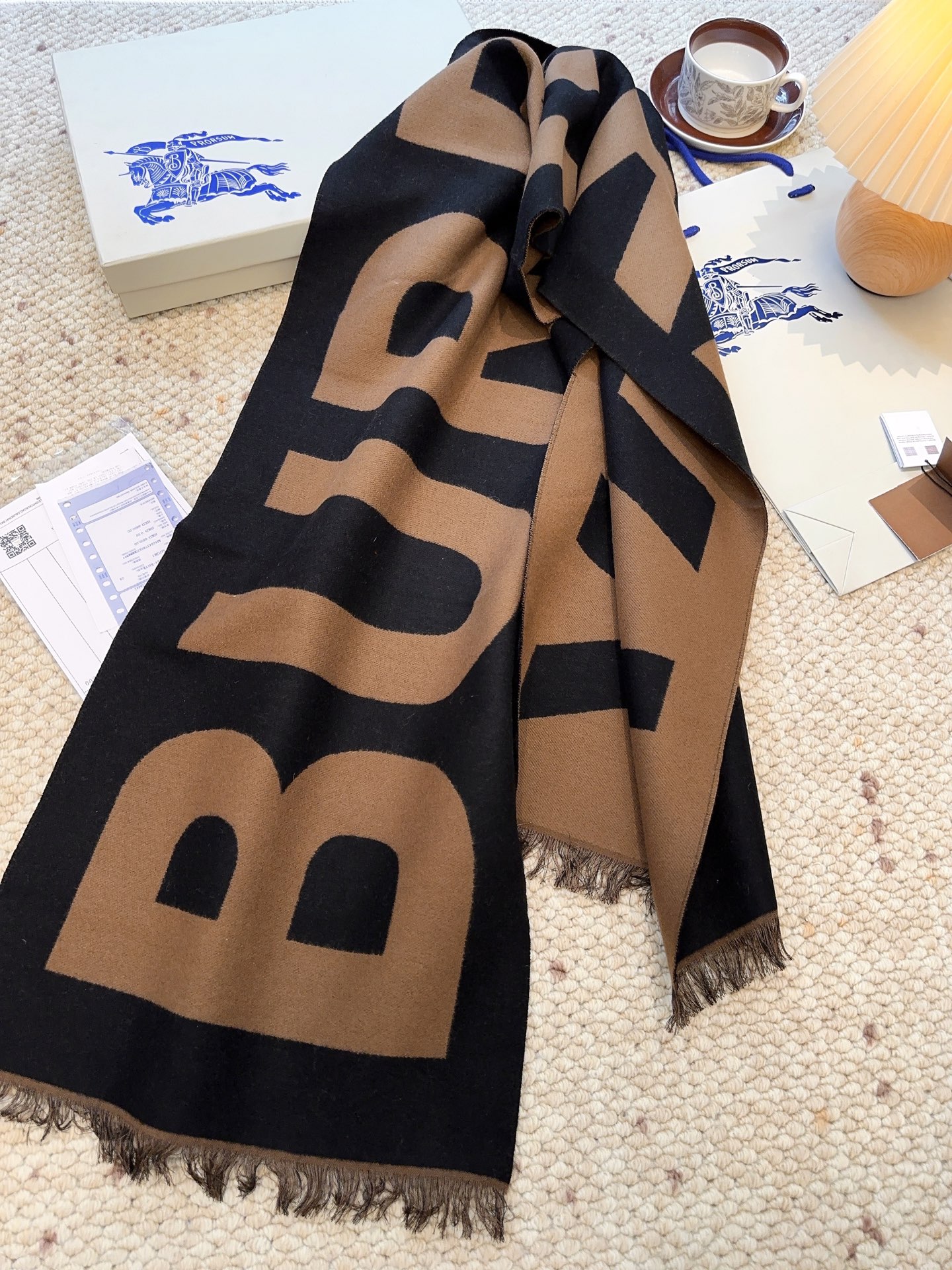 巴宝莉人手一条推荐！！！Burberry最新双面大字母围巾！！】超级推荐！！大字母Logo简约大牌！正反