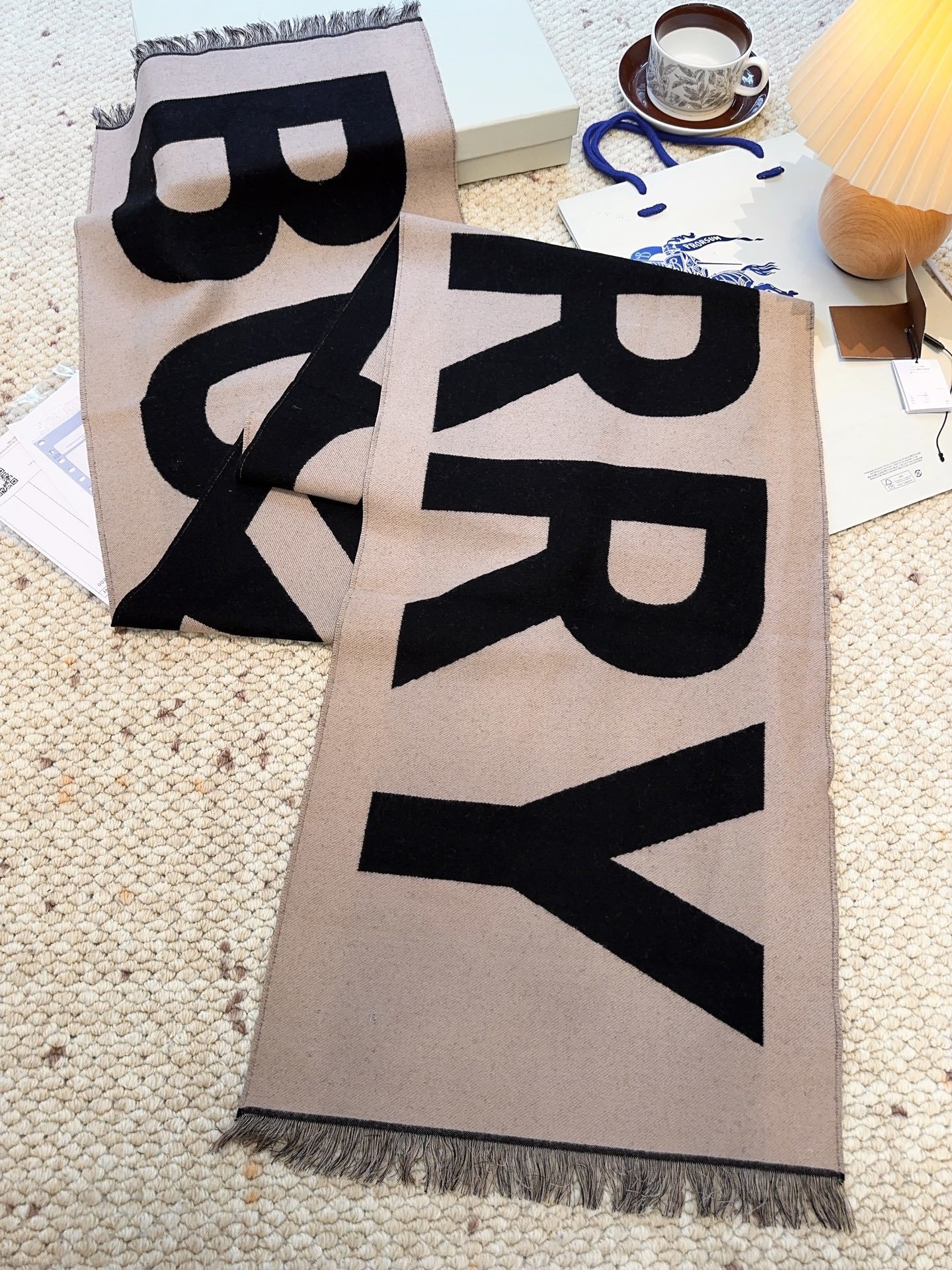 巴宝莉人手一条推荐!!!Burberry最新双面大字母围巾!!】超级推荐!!大字母Logo简约大牌!正反