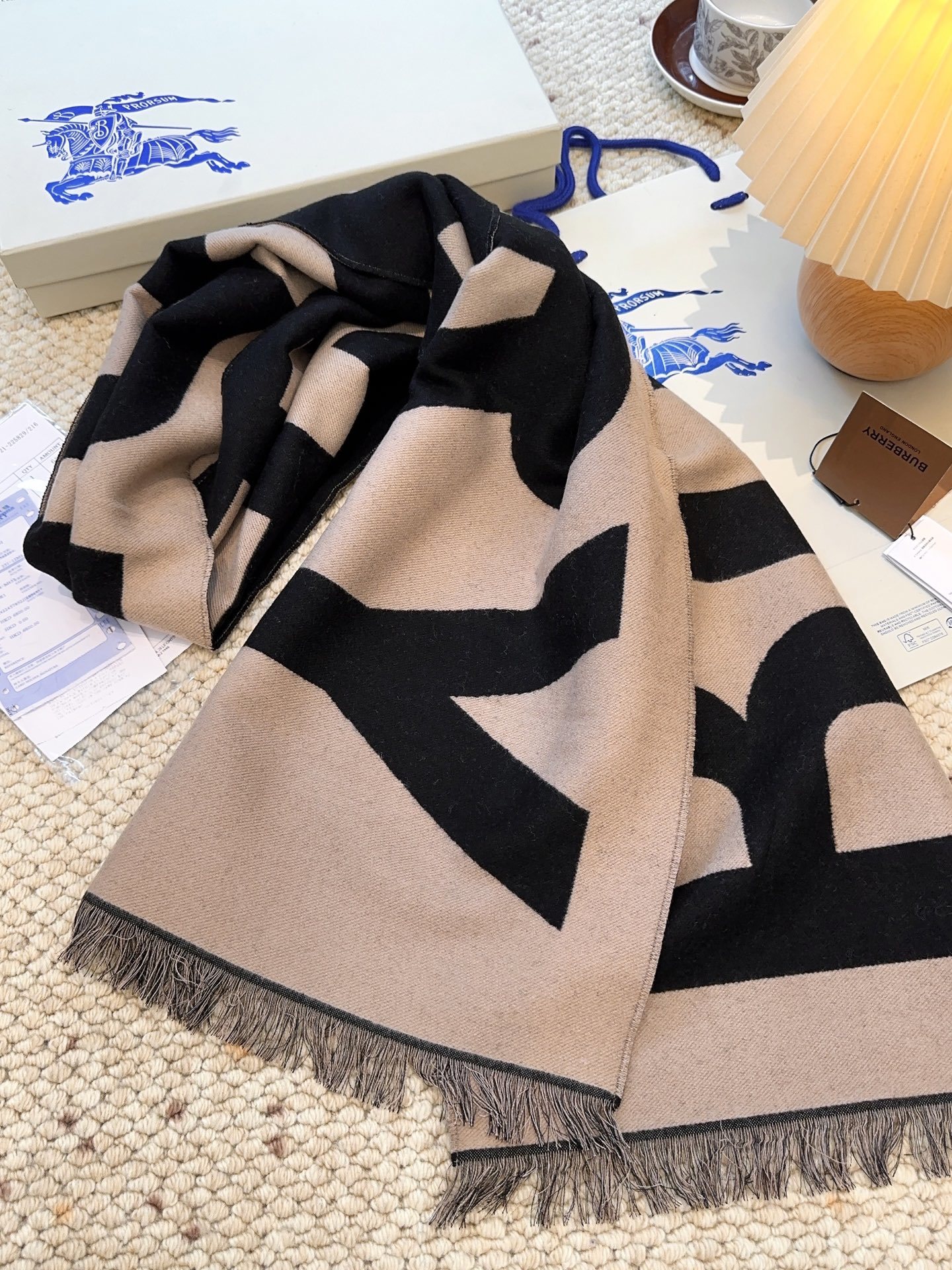 巴宝莉人手一条推荐!!!Burberry最新双面大字母围巾!!】超级推荐!!大字母Logo简约大牌!正反