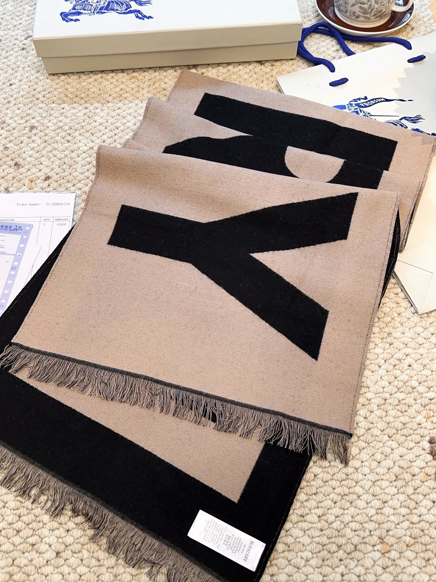 巴宝莉人手一条推荐!!!Burberry最新双面大字母围巾!!】超级推荐!!大字母Logo简约大牌!正反