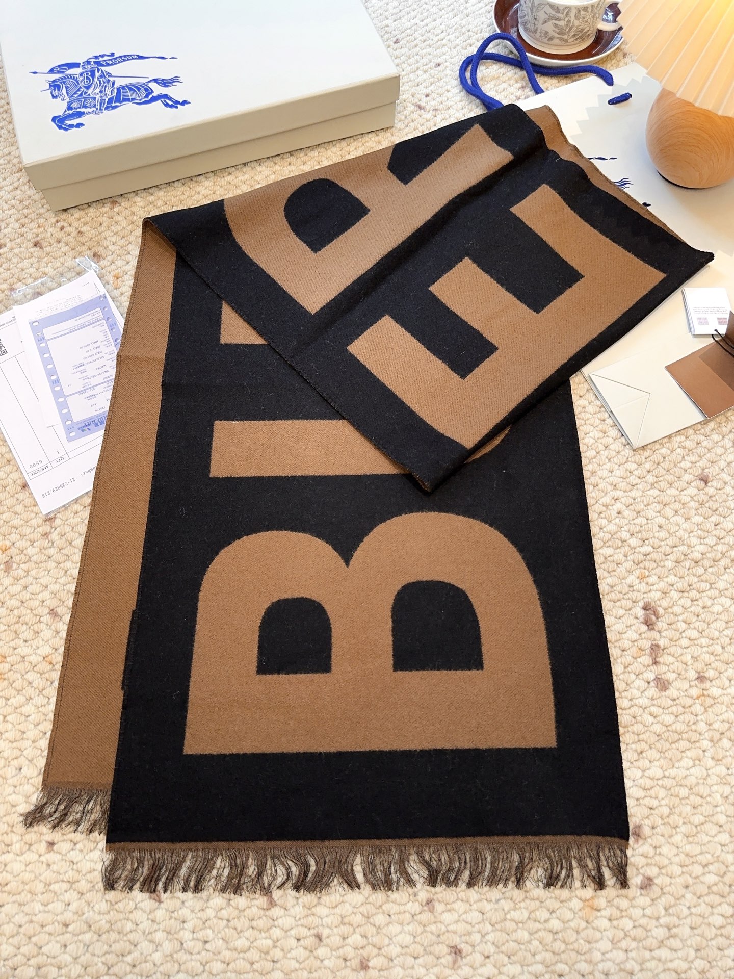 巴宝莉人手一条推荐！！！Burberry最新双面大字母围巾！！】超级推荐！！大字母Logo简约大牌！正反