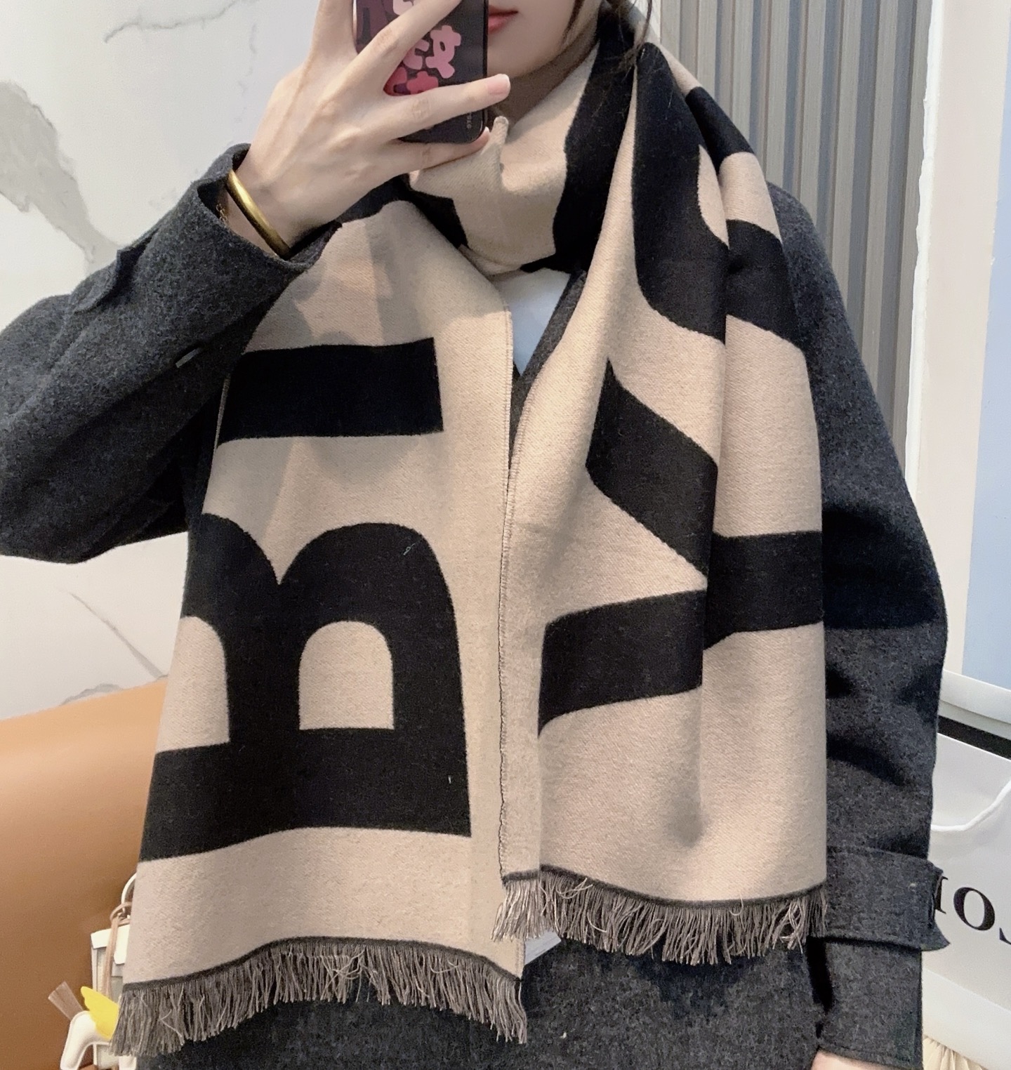 巴宝莉人手一条推荐！！！Burberry最新双面大字母围巾！！】超级推荐！！大字母Logo简约大牌！正反