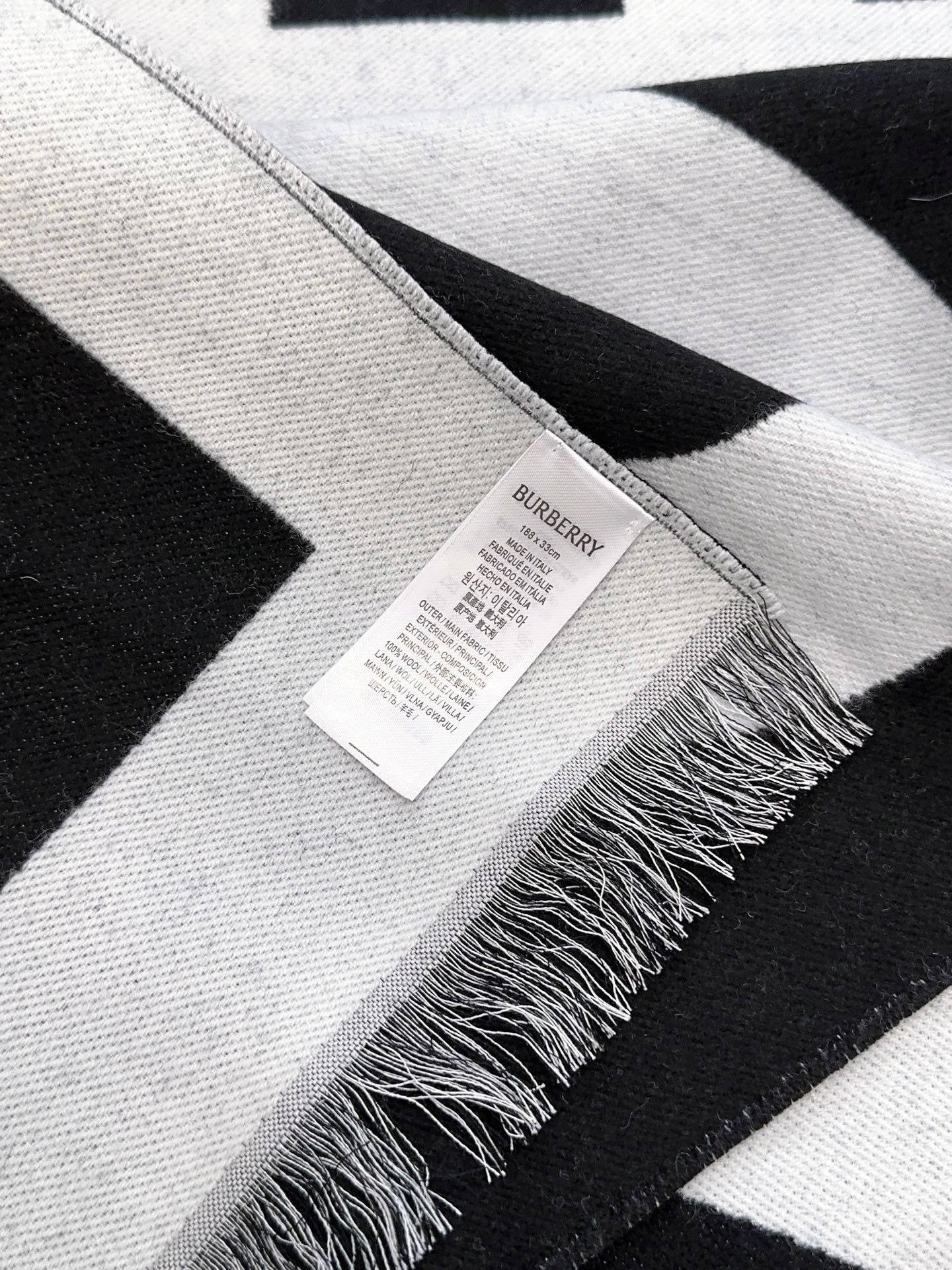 巴宝莉人手一条推荐！！！Burberry最新双面大字母围巾！！】超级推荐！！大字母Logo简约大牌！正反