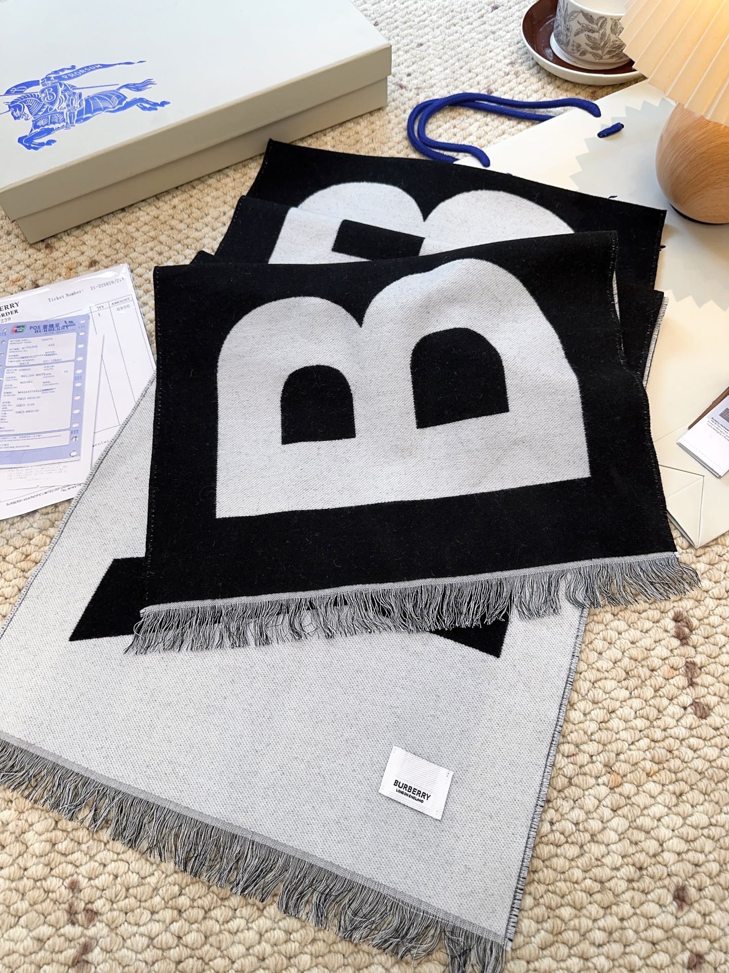 巴宝莉人手一条推荐！！！Burberry最新双面大字母围巾！！】超级推荐！！大字母Logo简约大牌！正反