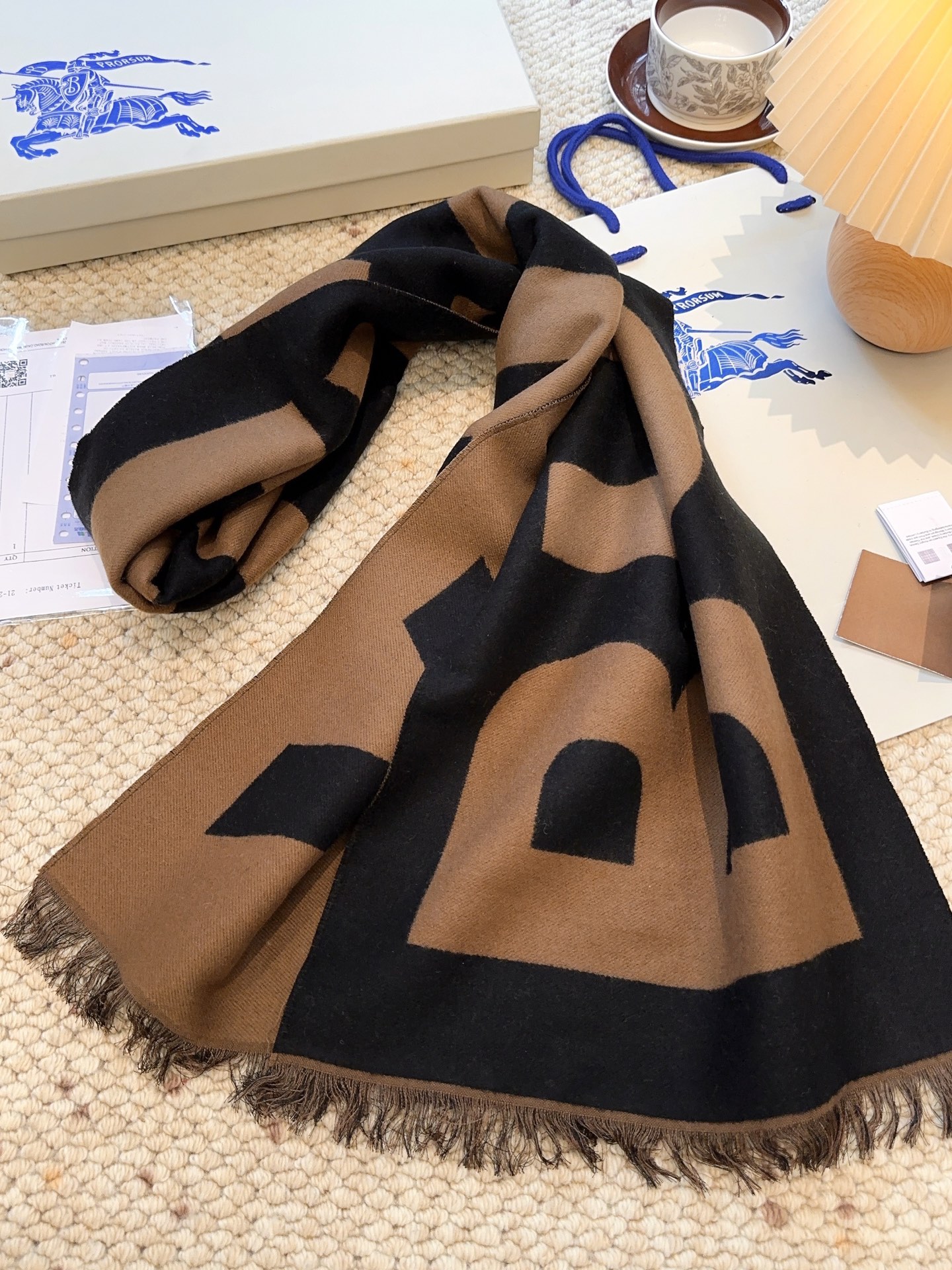 巴宝莉人手一条推荐！！！Burberry最新双面大字母围巾！！】超级推荐！！大字母Logo简约大牌！正反