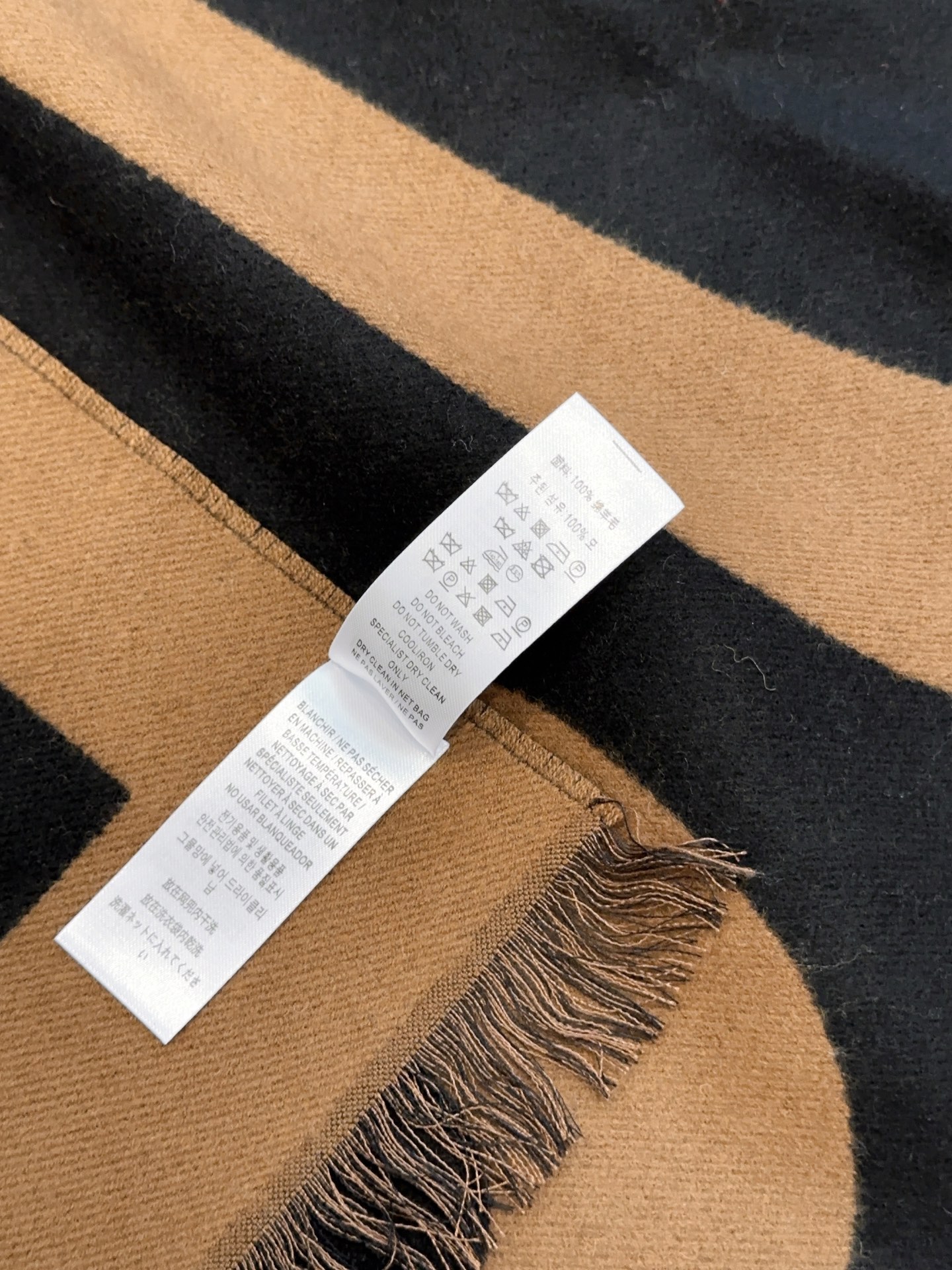 巴宝莉人手一条推荐！！！Burberry最新双面大字母围巾！！】超级推荐！！大字母Logo简约大牌！正反