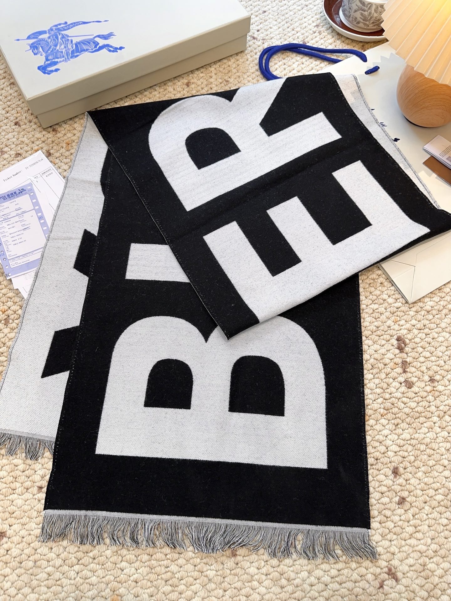 巴宝莉人手一条推荐！！！Burberry最新双面大字母围巾！！】超级推荐！！大字母Logo简约大牌！正反