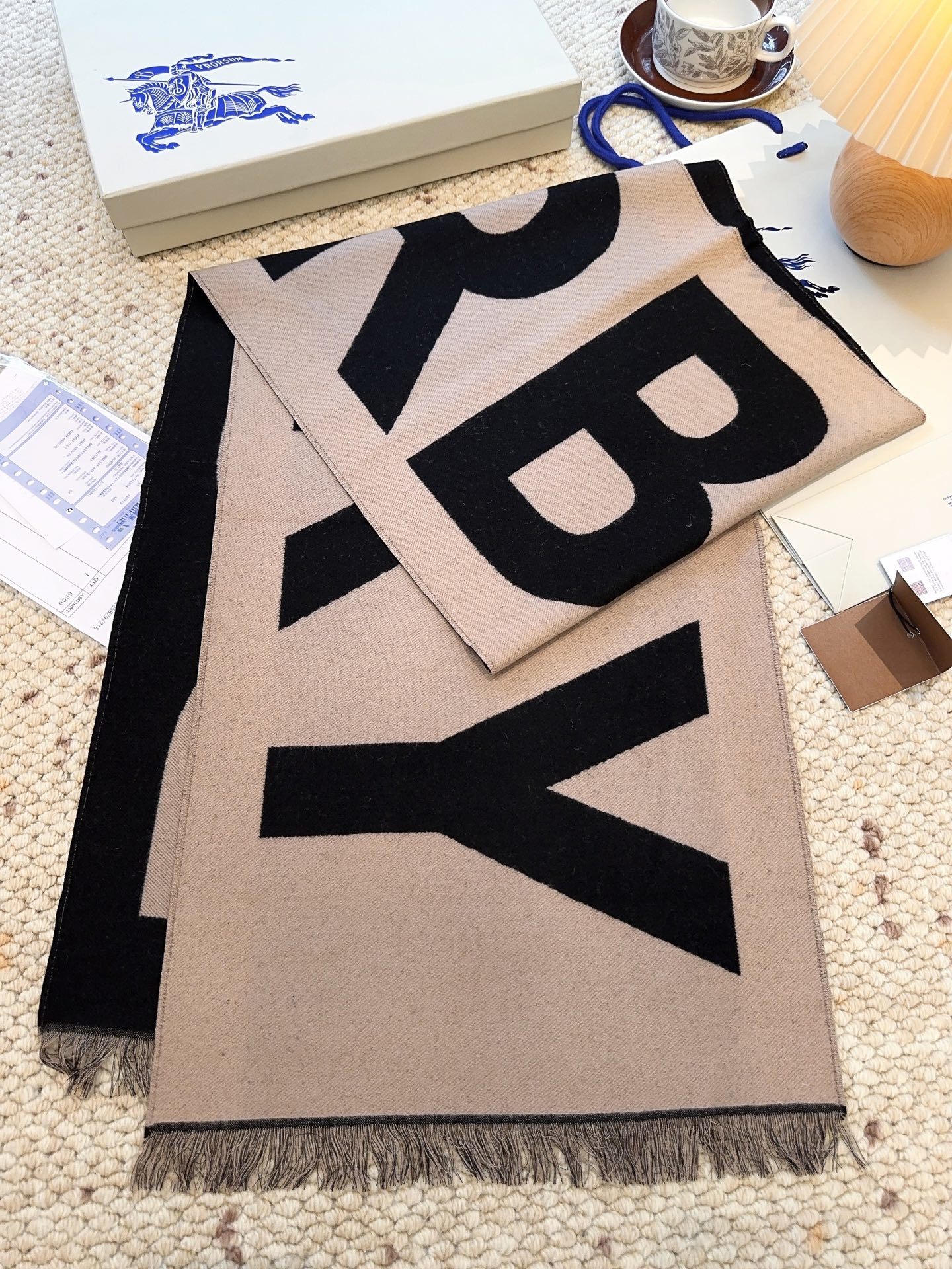 巴宝莉人手一条推荐!!!Burberry最新双面大字母围巾!!】超级推荐!!大字母Logo简约大牌!正反