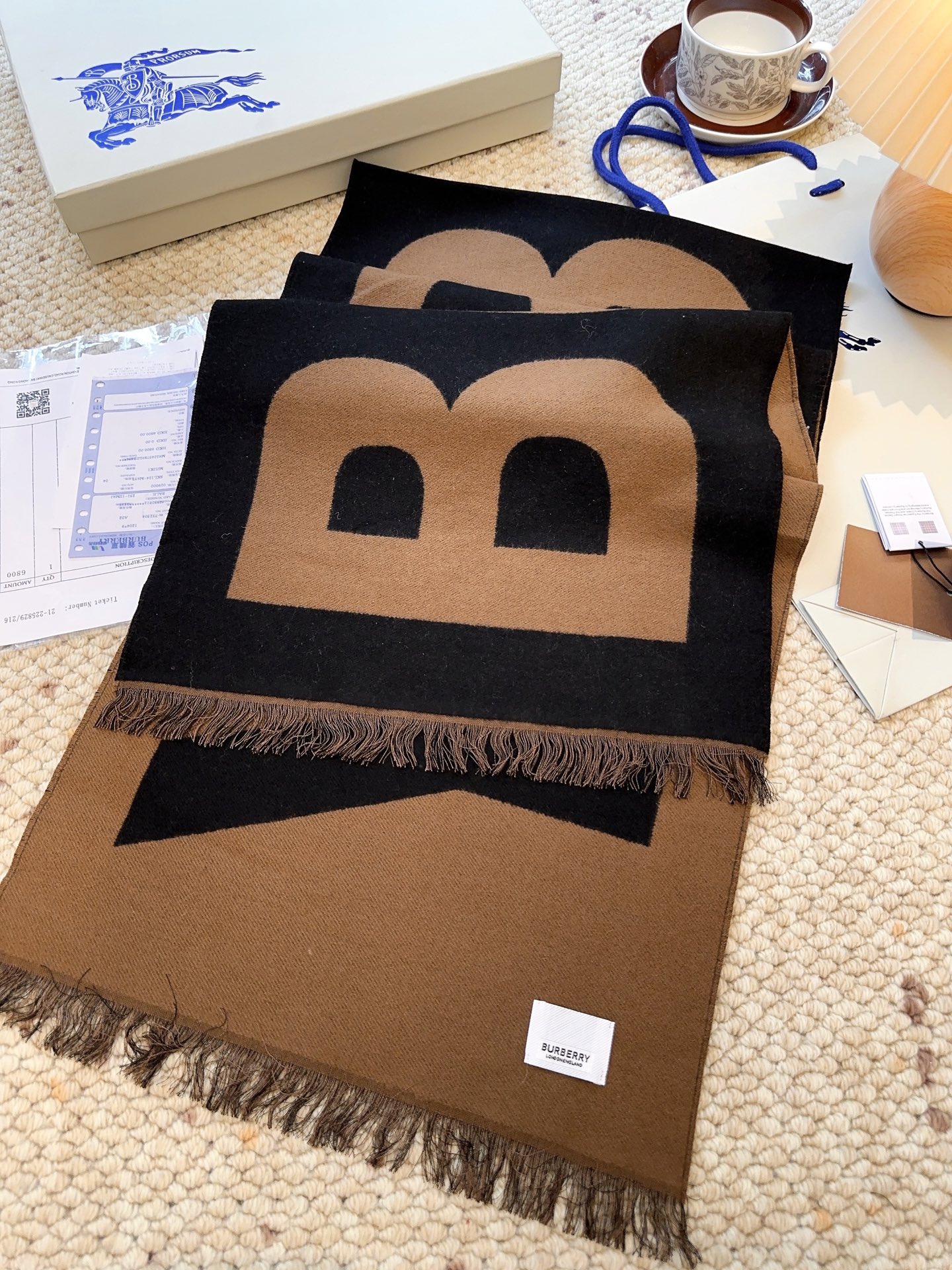 巴宝莉人手一条推荐！！！Burberry最新双面大字母围巾！！】超级推荐！！大字母Logo简约大牌！正反