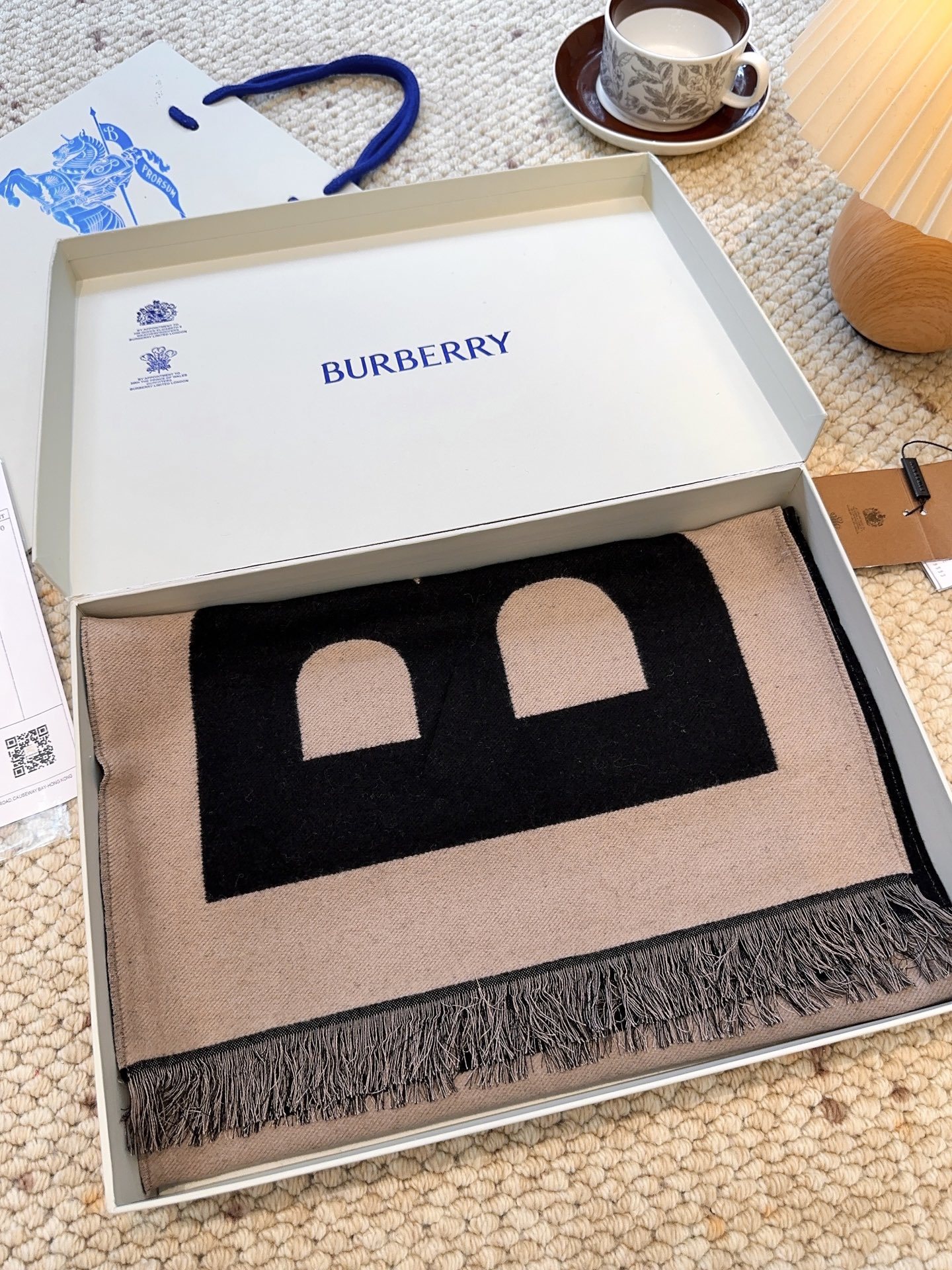 巴宝莉人手一条推荐!!!Burberry最新双面大字母围巾!!】超级推荐!!大字母Logo简约大牌!正反