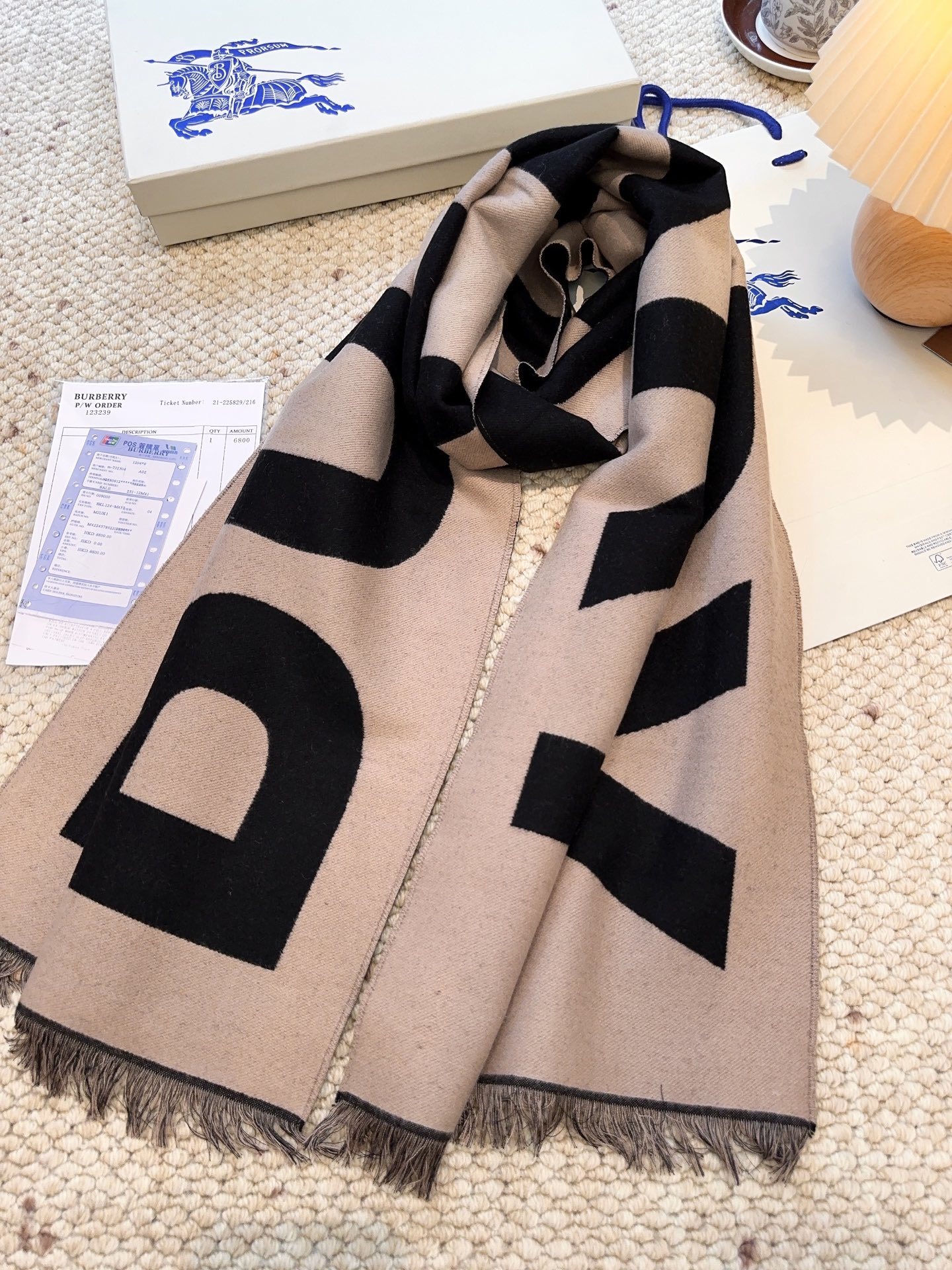 巴宝莉人手一条推荐!!!Burberry最新双面大字母围巾!!】超级推荐!!大字母Logo简约大牌!正反