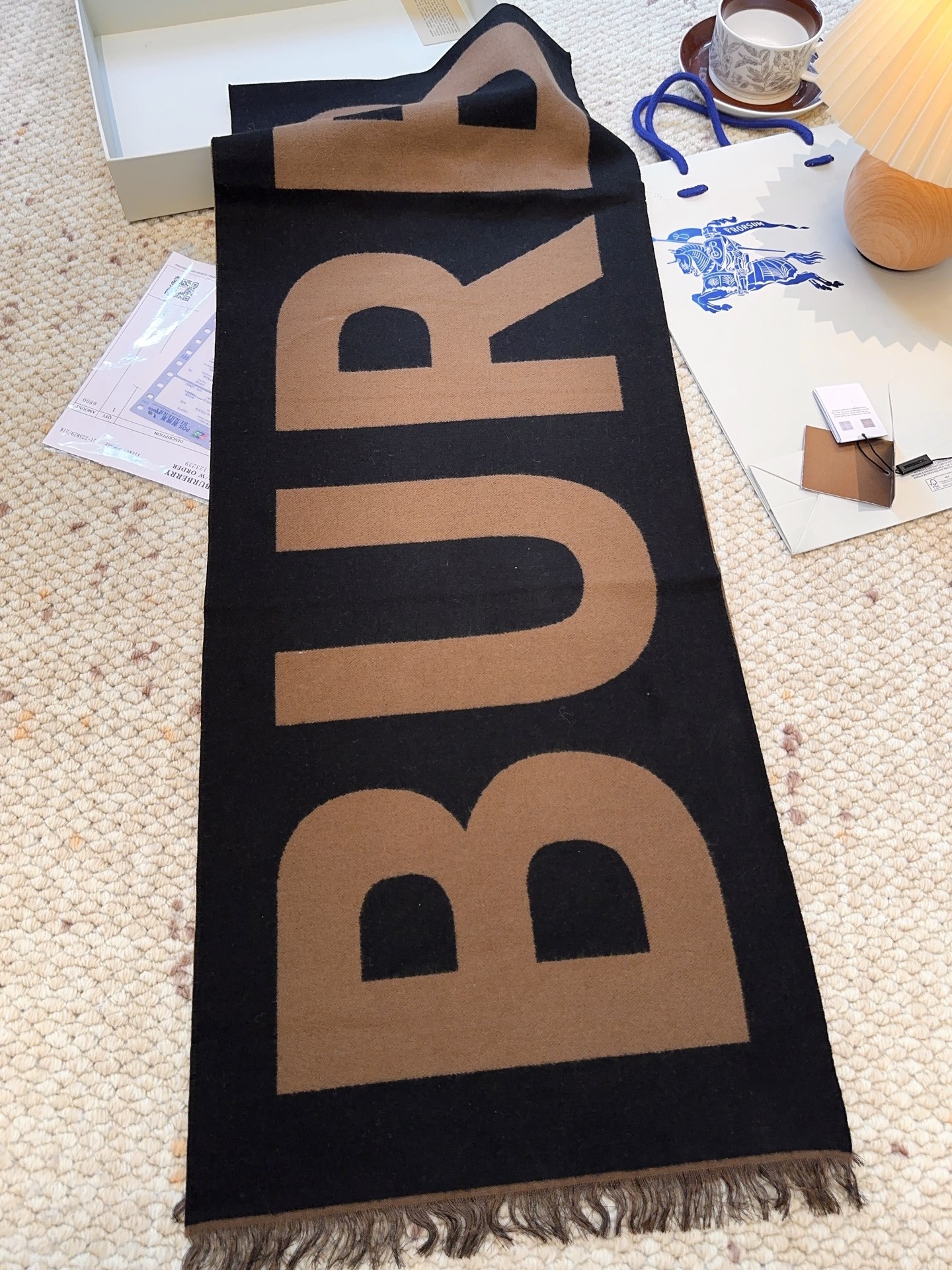 巴宝莉人手一条推荐！！！Burberry最新双面大字母围巾！！】超级推荐！！大字母Logo简约大牌！正反