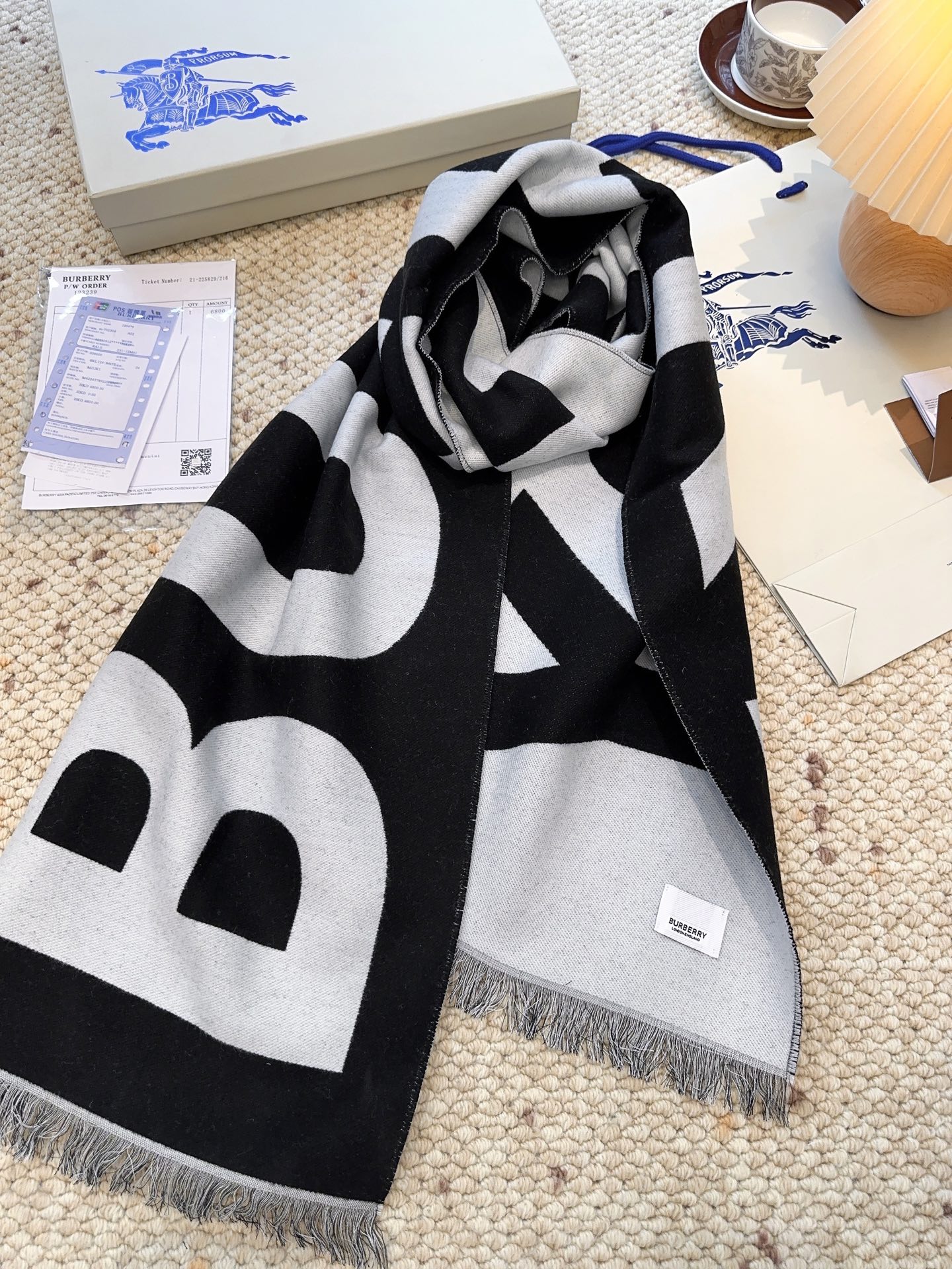 巴宝莉人手一条推荐！！！Burberry最新双面大字母围巾！！】超级推荐！！大字母Logo简约大牌！正反