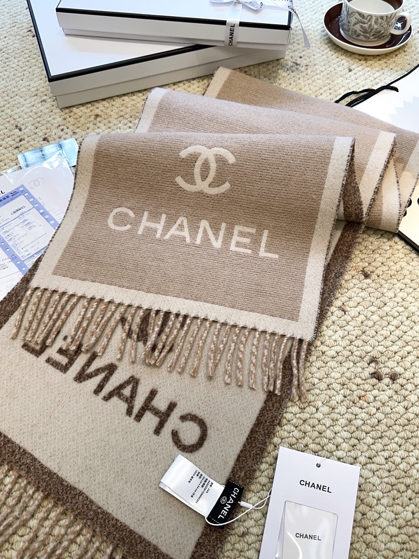 上新CHANEL新香奈儿《双面拼色提花》目测是大爆款！双面异色提花 两面完全相反的颜色及图案 设计真的非