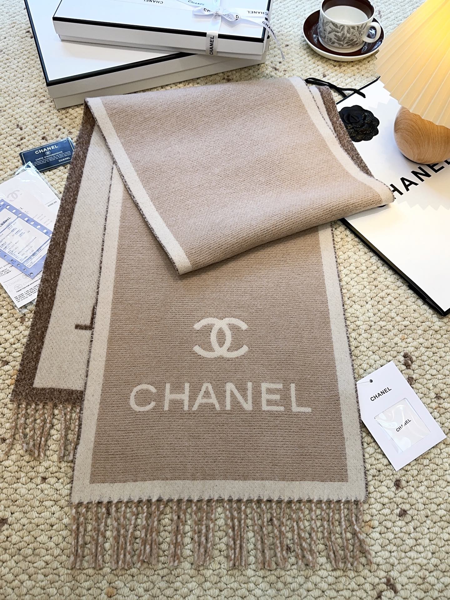 上新CHANEL新香奈儿《双面拼色提花》目测是大爆款！双面异色提花 两面完全相反的颜色及图案 设计真的非