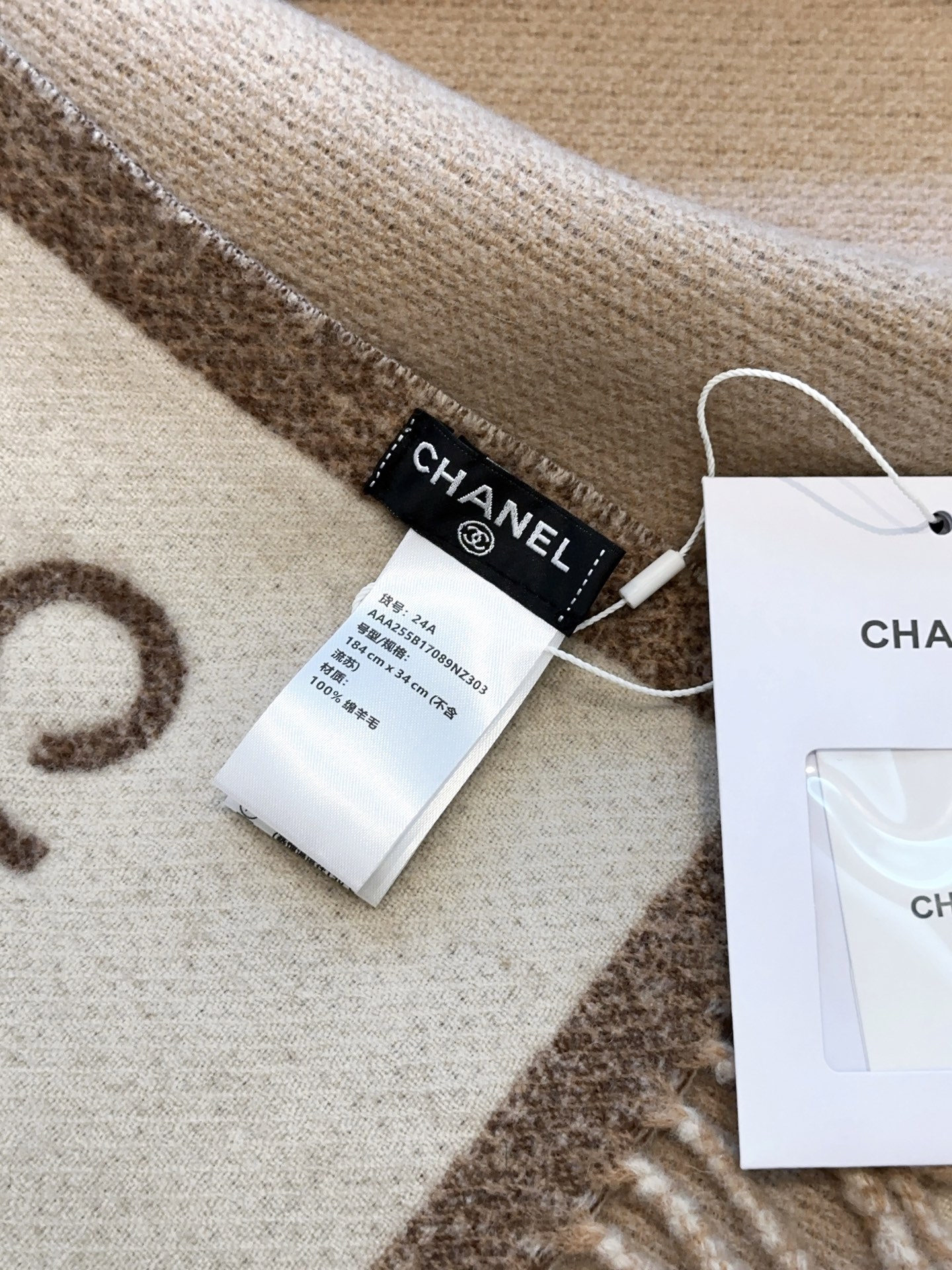 上新CHANEL新香奈儿《双面拼色提花》目测是大爆款！双面异色提花 两面完全相反的颜色及图案 设计真的非