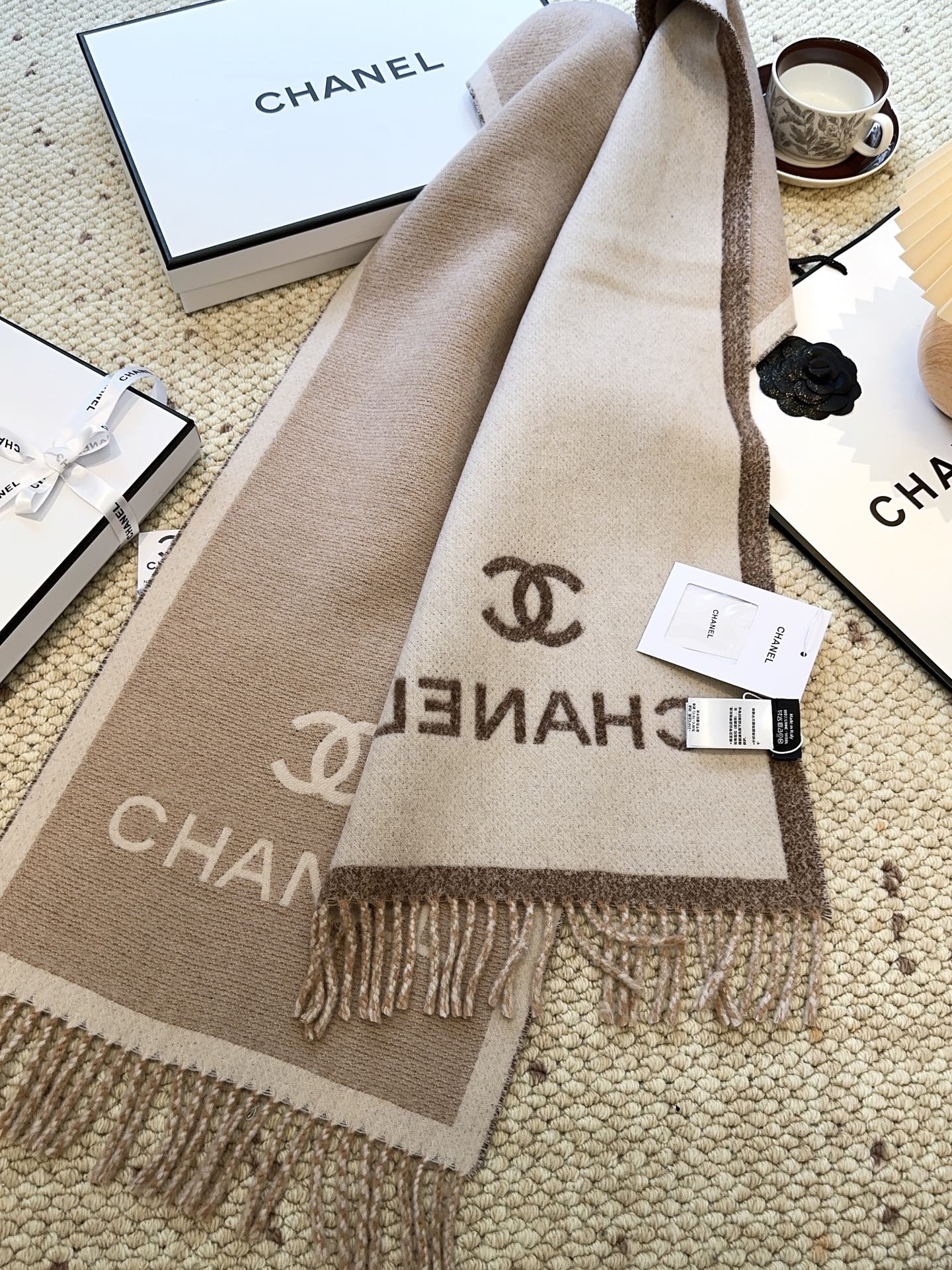 上新CHANEL新香奈儿《双面拼色提花》目测是大爆款！双面异色提花 两面完全相反的颜色及图案 设计真的非