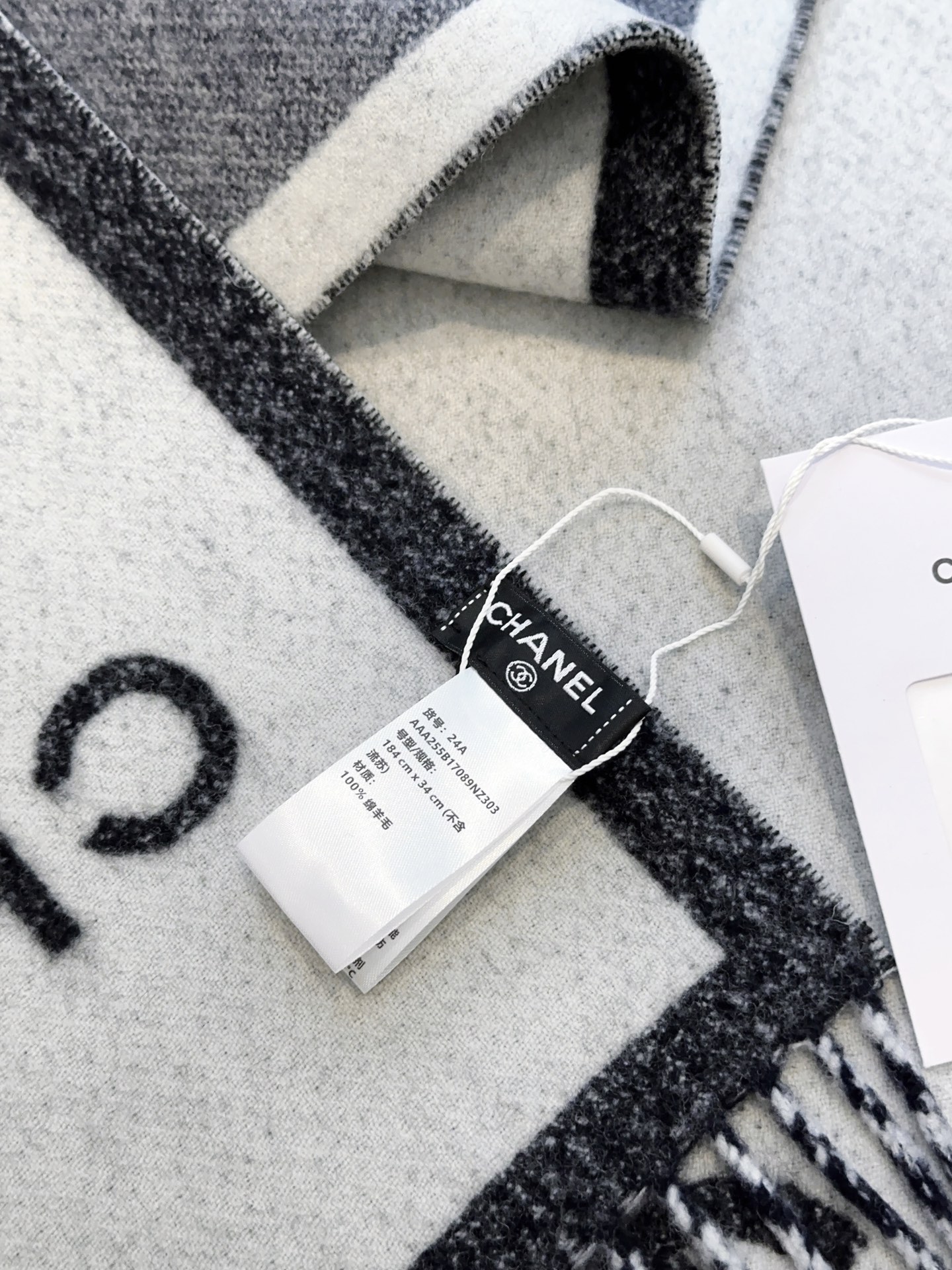 上新CHANEL新香奈儿《双面拼色提花》目测是大爆款！双面异色提花 两面完全相反的颜色及图案 设计真的非