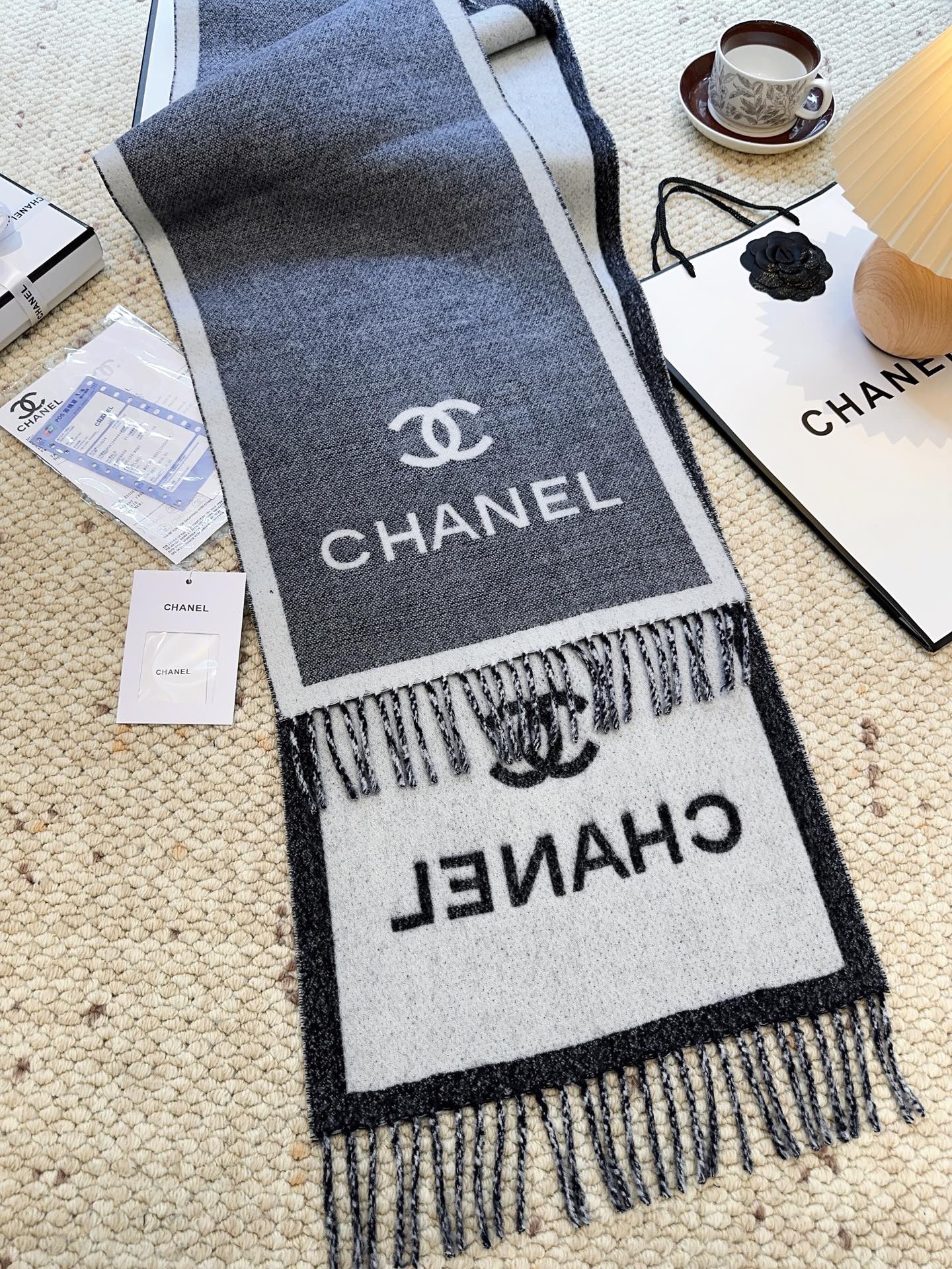 上新CHANEL新香奈儿《双面拼色提花》目测是大爆款！双面异色提花 两面完全相反的颜色及图案 设计真的非