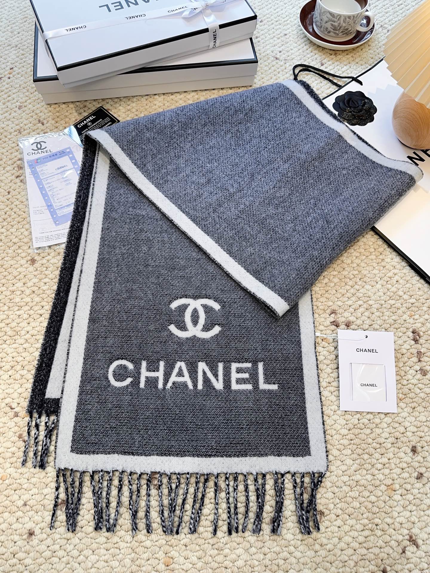 上新CHANEL新香奈儿《双面拼色提花》目测是大爆款！双面异色提花 两面完全相反的颜色及图案 设计真的非