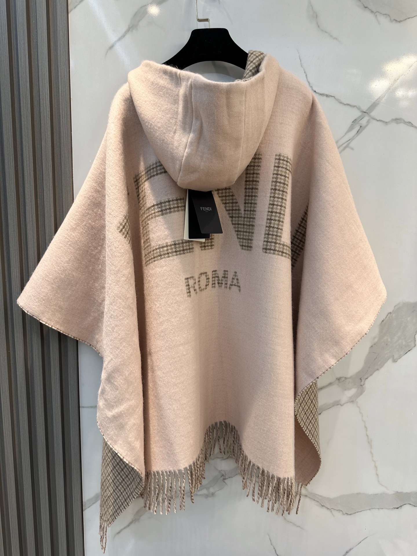 最新款外套式斗篷,Fendi两面穿带帽子斗篷,Fendi新款斗篷,又一款神操作两面穿斗篷,头篷look真